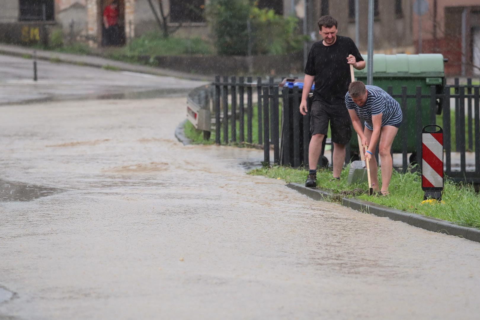 26.07.2020., Zagreb - Jako nevrijeme s kisom i tucom pogodilo je Crnomerec te je u ulici Fraterscica uzrokovalo vodenu bujicu i pucanje asfalta.  
Photo: Luka Stanzl/PIXSELL