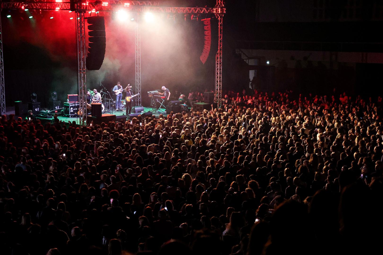 Atmosfera je dosegnula vrhunac kada je Bajaga zamolio publiku da upali mobitele za pjesmu „Zažmuri“, pretvorivši dvoranu u more svjetlosti. Koncert je službeno završio s emotivnom „Tišinom“, ali publika nije dozvolila bendu da ode bez bisa. Finale večeri obilježila je izvedba „Od kad tebe volim“, praćena ovacijama.