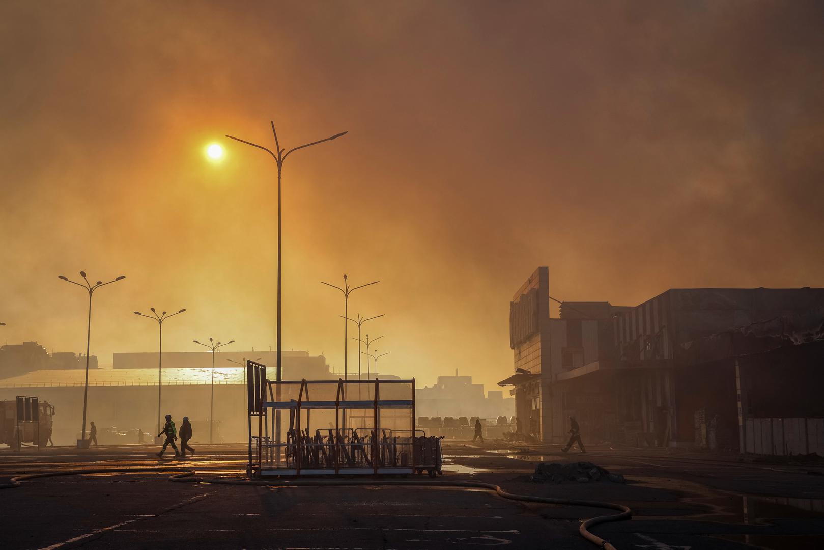 Firefighters work at a site of a household item shopping mall hit by a Russian air strike, amid Russia's attack on Ukraine, in Kharkiv, Ukraine May 25, 2024. REUTERS/Oleksandr Ratushniak Photo: OLEKSANDR RATUSHNIAK/REUTERS