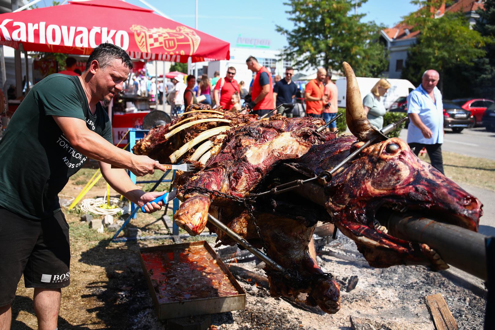 Sve vjernike koji su stigli dočekala je i obilna ponuda hrane i pića, od janjca koji se pekao, pogača, kolača, a tu su i suveniri koji su bili u ponudi svima kako bi se prisjetili ovog blagdana.