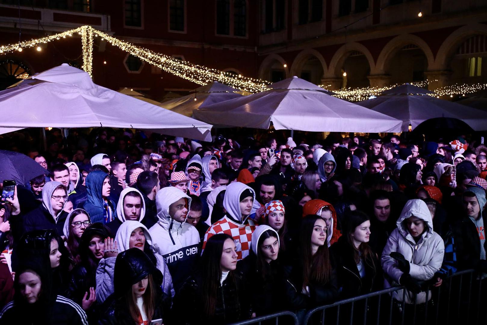 13.12.2022., Split - Prokurative. Navijaci na Prokurativama gledaju utakmicu svjetskog nogometnog prvenstva u Katru izmedju Hrvatske i Argentine. Photo: Ivo Cagalj/PIXSELL