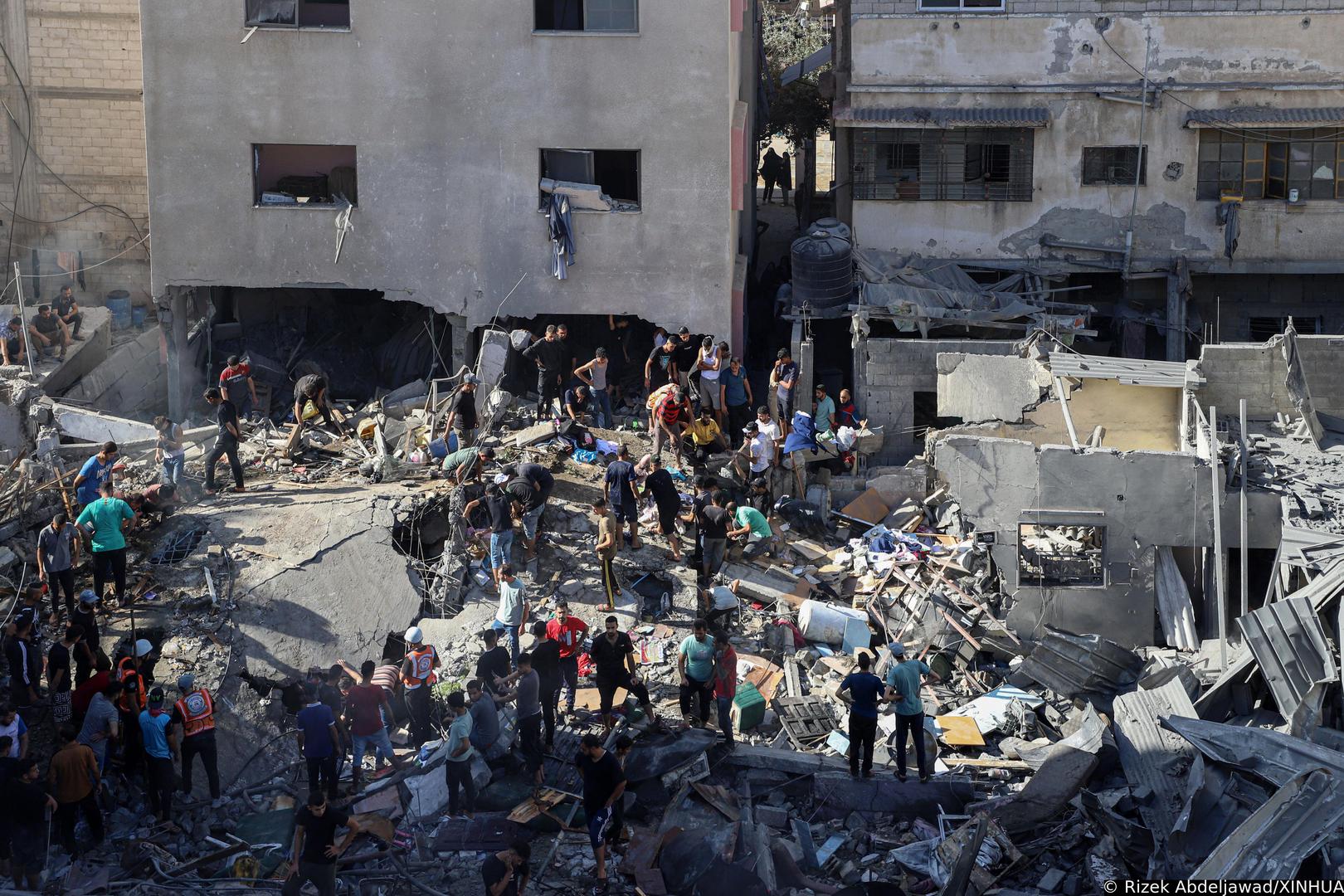 (231106) -- GAZA, Nov. 6, 2023 (Xinhua) -- People conduct rescue work among the rubble of residential buildings destroyed in an Israeli strike in the southern Gaza Strip city of Khan Younis, on Nov. 6, 2023. The total number of Palestinian deaths in Gaza reached 10,022 since the latest round of Hamas-Israel conflict started on Oct. 7, Gaza's health ministry said on Monday. On the Israeli side, more than 1,400 people lost their lives, the vast majority in the Hamas attack on Oct. 7, which triggered the ongoing conflict. (Photo by Rizek Abdeljawad/Xinhua) Photo: Rizek Abdeljawad/XINHUA