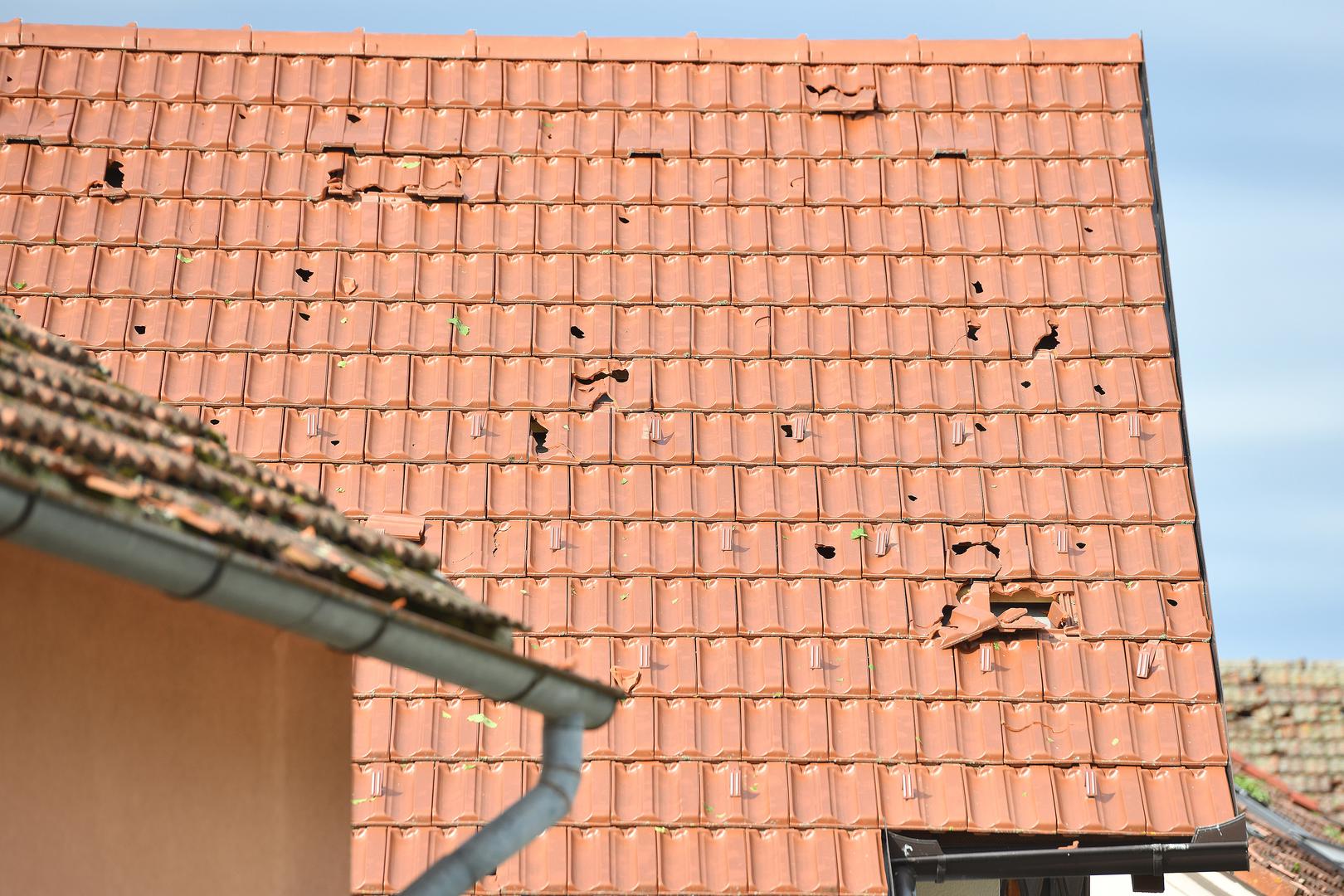 26.05.2022., Veliki Bukovec - Veliko nevrijeme praceno tucom koje je jucer pogodilo podrucje Opcine Veliki Bukovec prouzrocilo je veliku stetu mjestanima koji kazu da je tuca ostetila svaki krov, plastenike, staklenike i usjeve. Mjestani dan nakon nevremena saniraju ostecenja. Photo: Vjeran Zganec Rogulja/PIXSELL