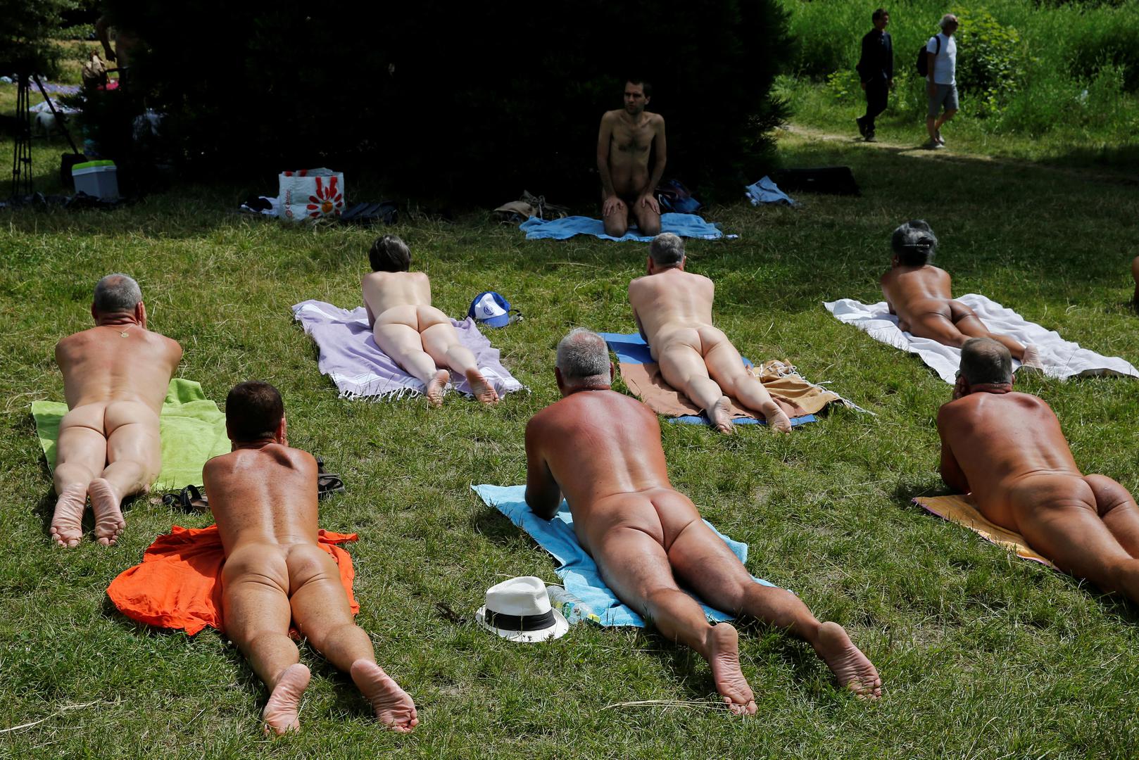 Ako ne znate što biste odjenuli za vikend izlazak, zaboravite barem na jedna dan na planiranje; jednostavno izađite goli, bez odjeće.