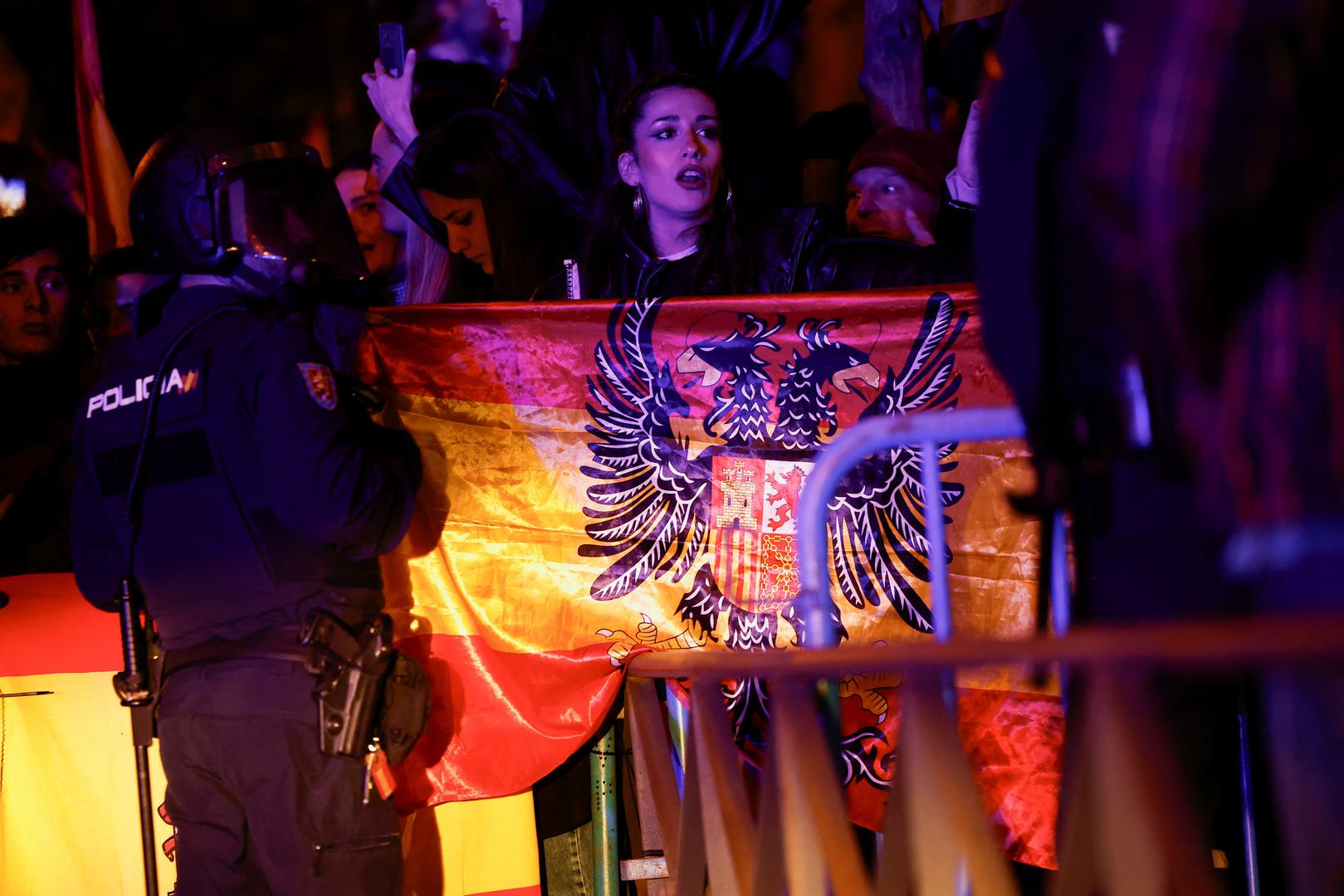 A woman holds a flag during a protest near to Spain's Socialists Party (PSOE) headquarters, following acting PM Pedro Sanchez negotiations for granting an amnesty to people involved with Catalonia's failed 2017 independence bid in Madrid, Spain, November 6, 2023. REUTERS/Juan Medina Photo: JUAN MEDINA/REUTERS