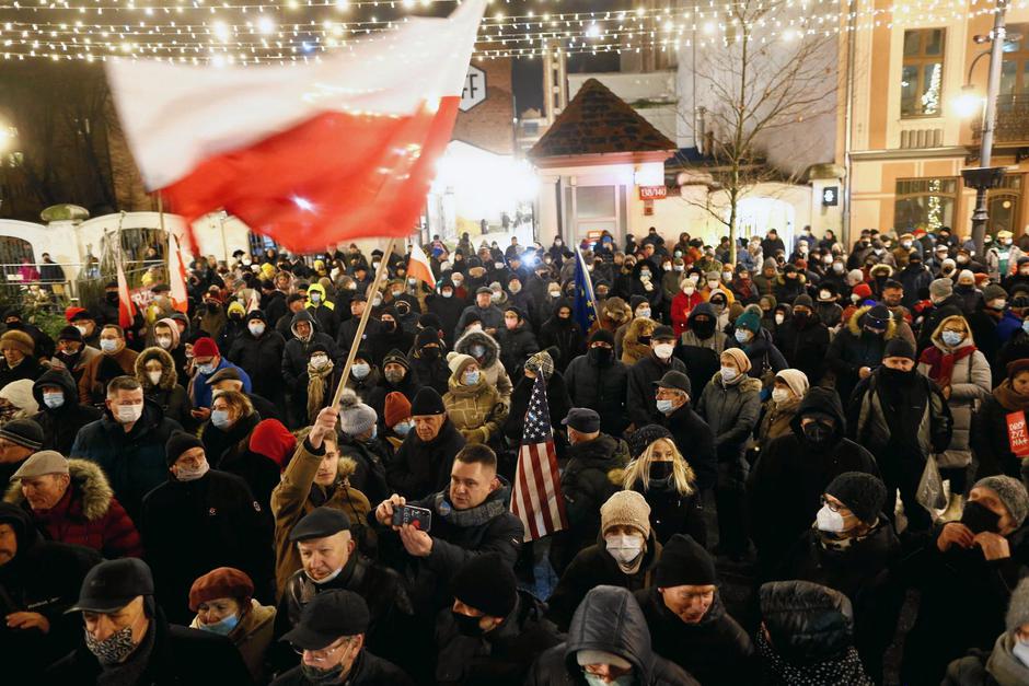 Tisuće Poljaka prosvjedovale protiv novog medijskog zakona