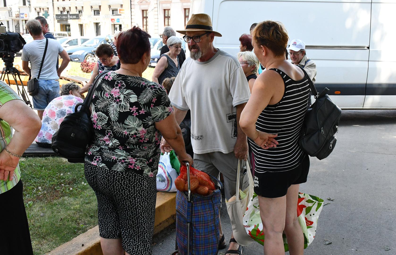 01.08.2024., Virovitica - Podravski povrtlari besplatno su od 14 sati na virovitickom Trgu kralja Tomislava dijelili povrce zainteresiranim gradjanima u znak protesta zbog nerjesavanja problema s nelojalnom konkurencijom, odnosno privilegiranja uvoznog povrca na trzistu. Photo: Ivica Galovic/PIXSELL