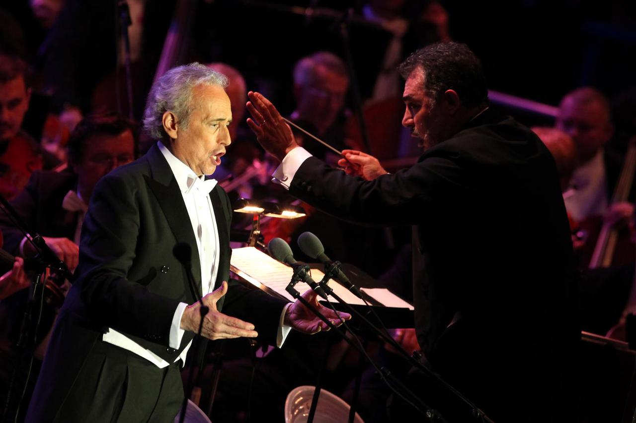 ARHIVA - Zagreb: Slavni tenor Jose Carreras pjevao za maestra Šuteja