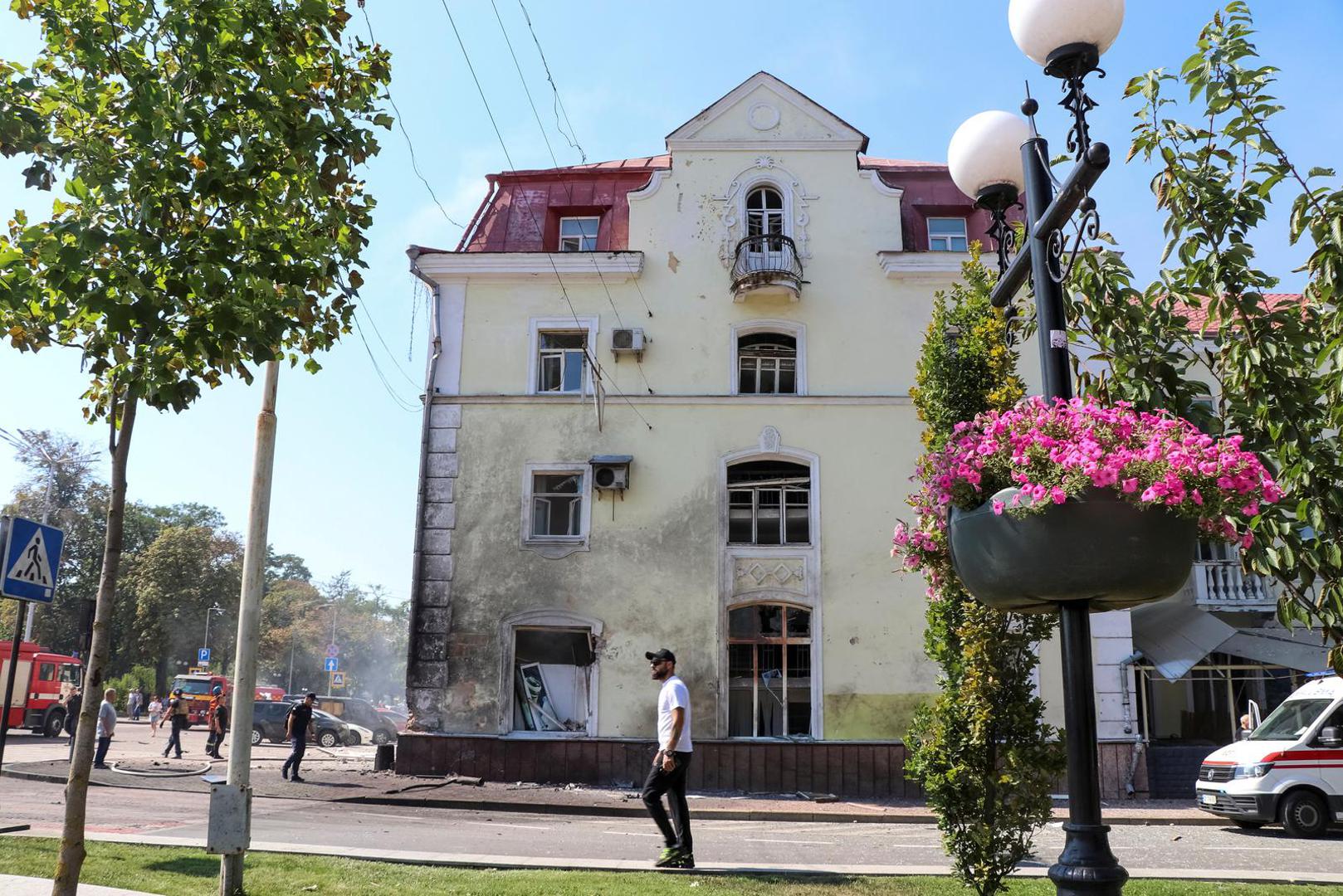 A man walks past the site of a Russian missile strike, amid Russia's attack on Ukraine, in Chernihiv, Ukraine August 19, 2023. REUTERS/Vladyslav Savenok Photo: Stringer/REUTERS