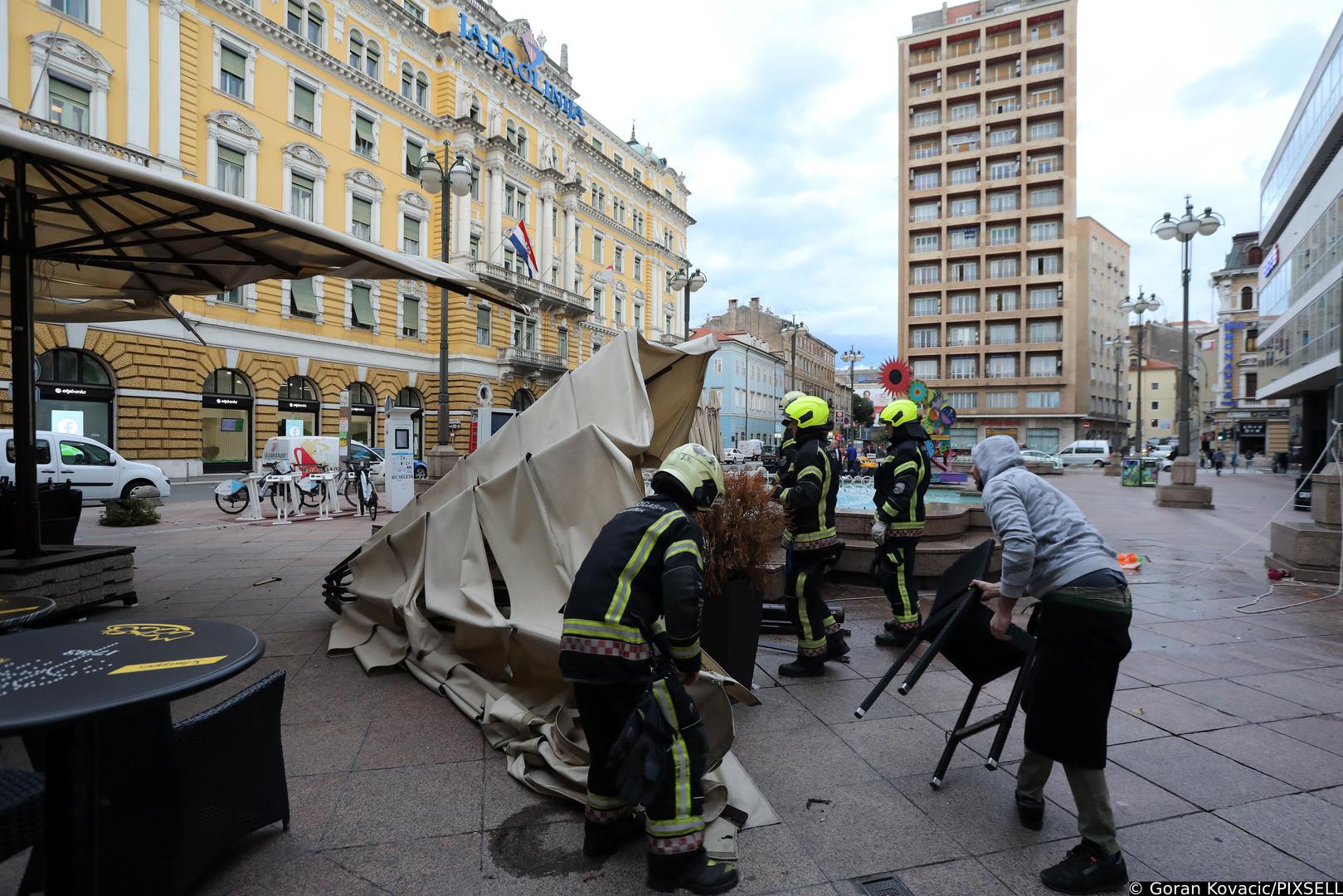 07.10.2021., Rijeka - Olujna bura rusi tende od kafica na Korzu, a u sanaciji pomogli su i vatrogasci.