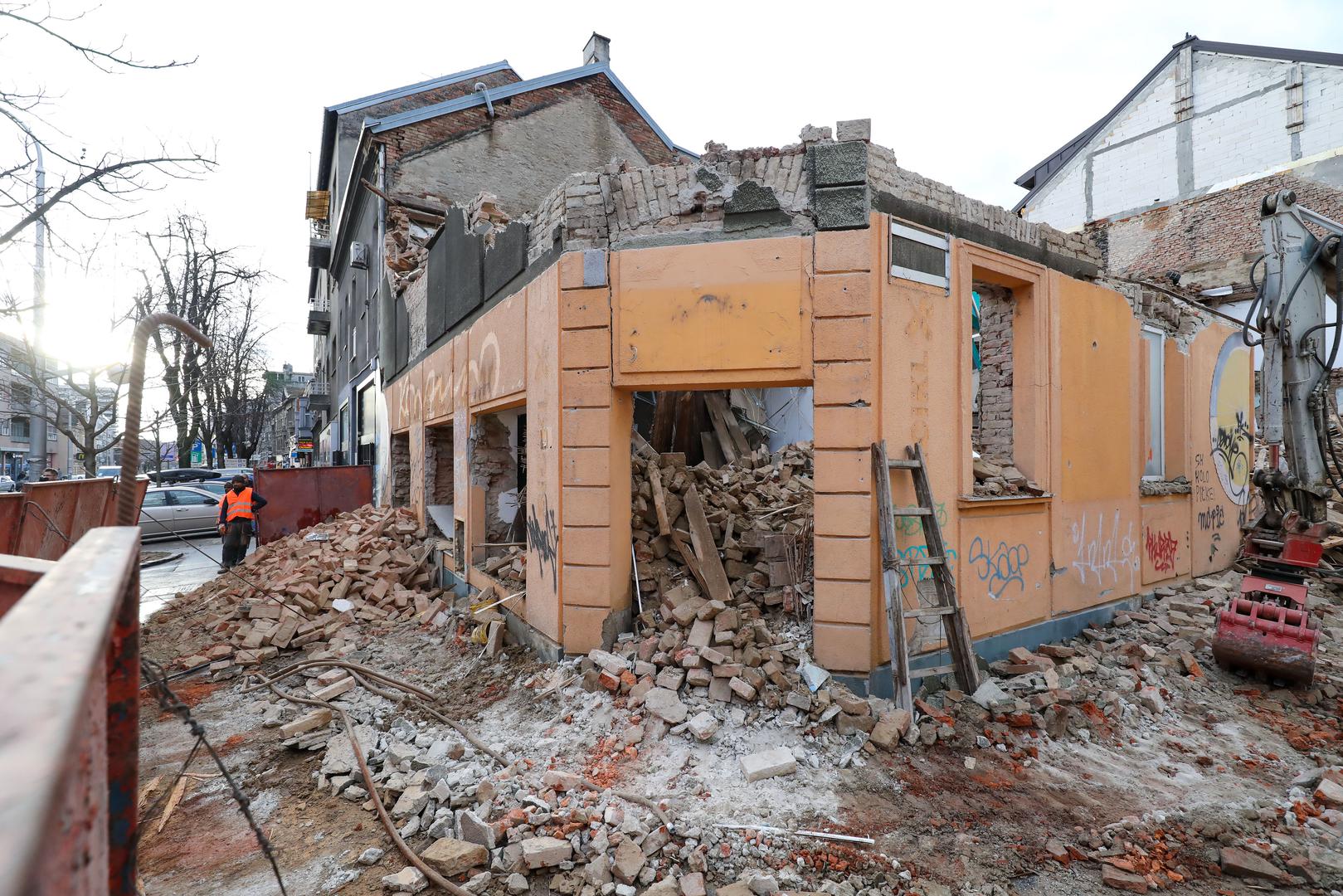 12.02.2024., Zagreb - Prilikom rusenja kuce u Maksimirskoj 17, jedan zid nekontrolirano je pao na plocnik. Photo: Jurica Galoic/PIXSELL