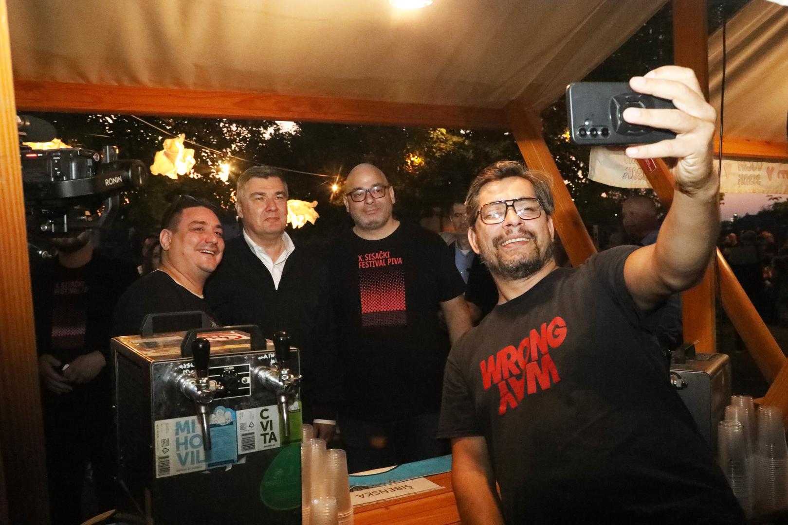 Pivska fešta u Sisku, Festival piva završio je rock koncertom na kojem su nastupili Gustafi, Savršeni marginalci i grupa Brkovi koja je proslavila 30 godina rada.