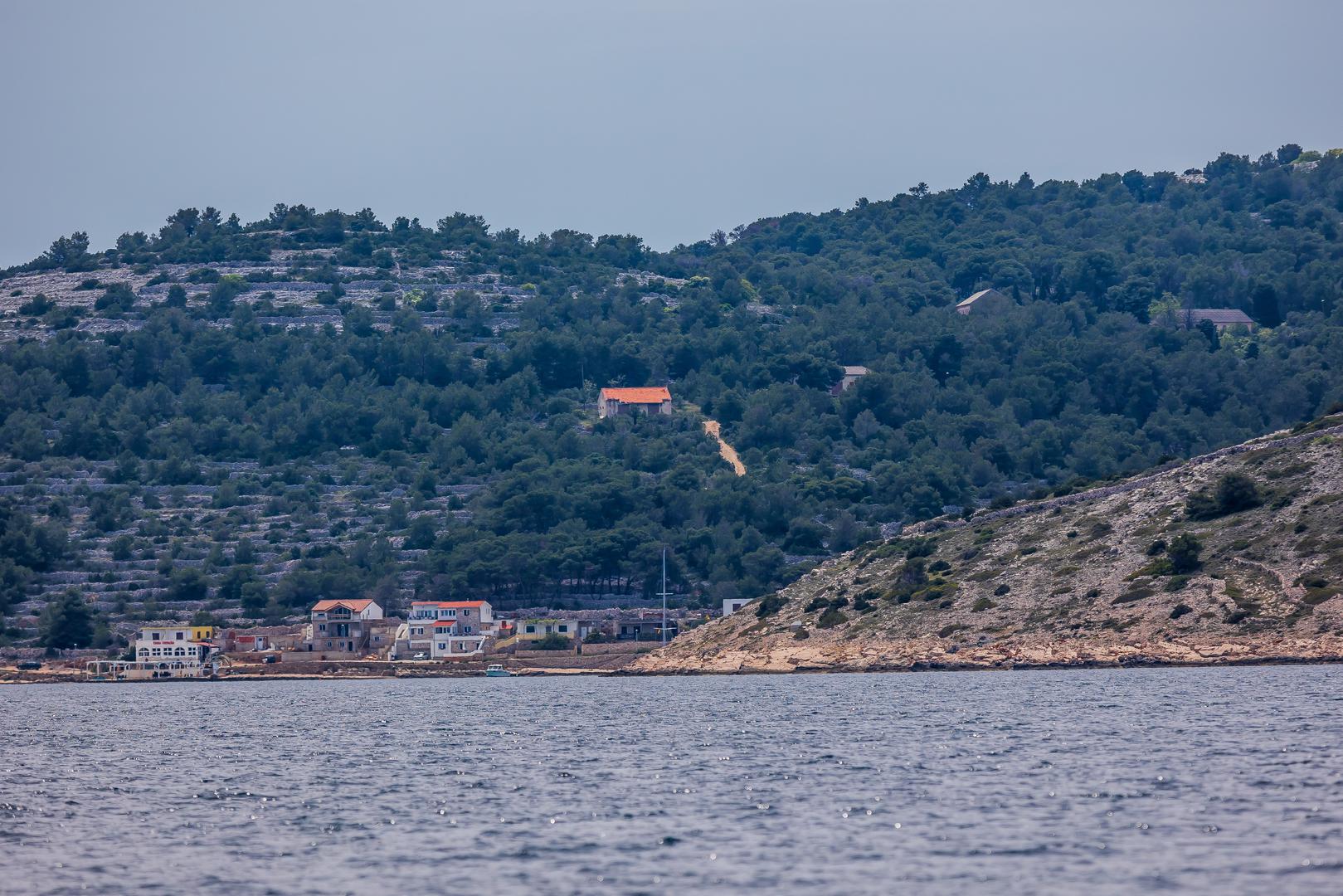 Žirje (147 stanovnika) - Žirje, najveći otok šibenskog arhipelaga, privlači ljubitelje ribolova i nautičare svojom očuvanom prirodom i skrivenim uvalama.