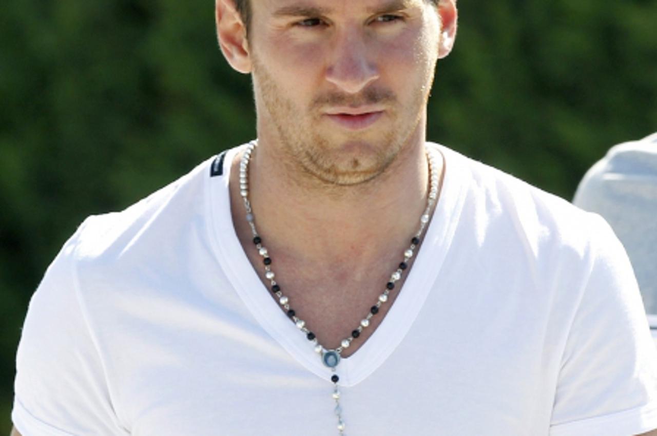 'FC Barcelona\'s player Lionel Messi arrives for a news conference at Joan Gamper training Camp, near Barcelona July 18, 2012. REUTERS/Stringer (SPAIN - Tags: SPORT SOCCER)'