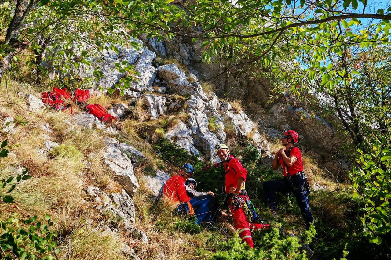 HGSS helikopterom spasio paraglajdera koji je se srušio na Bikovu