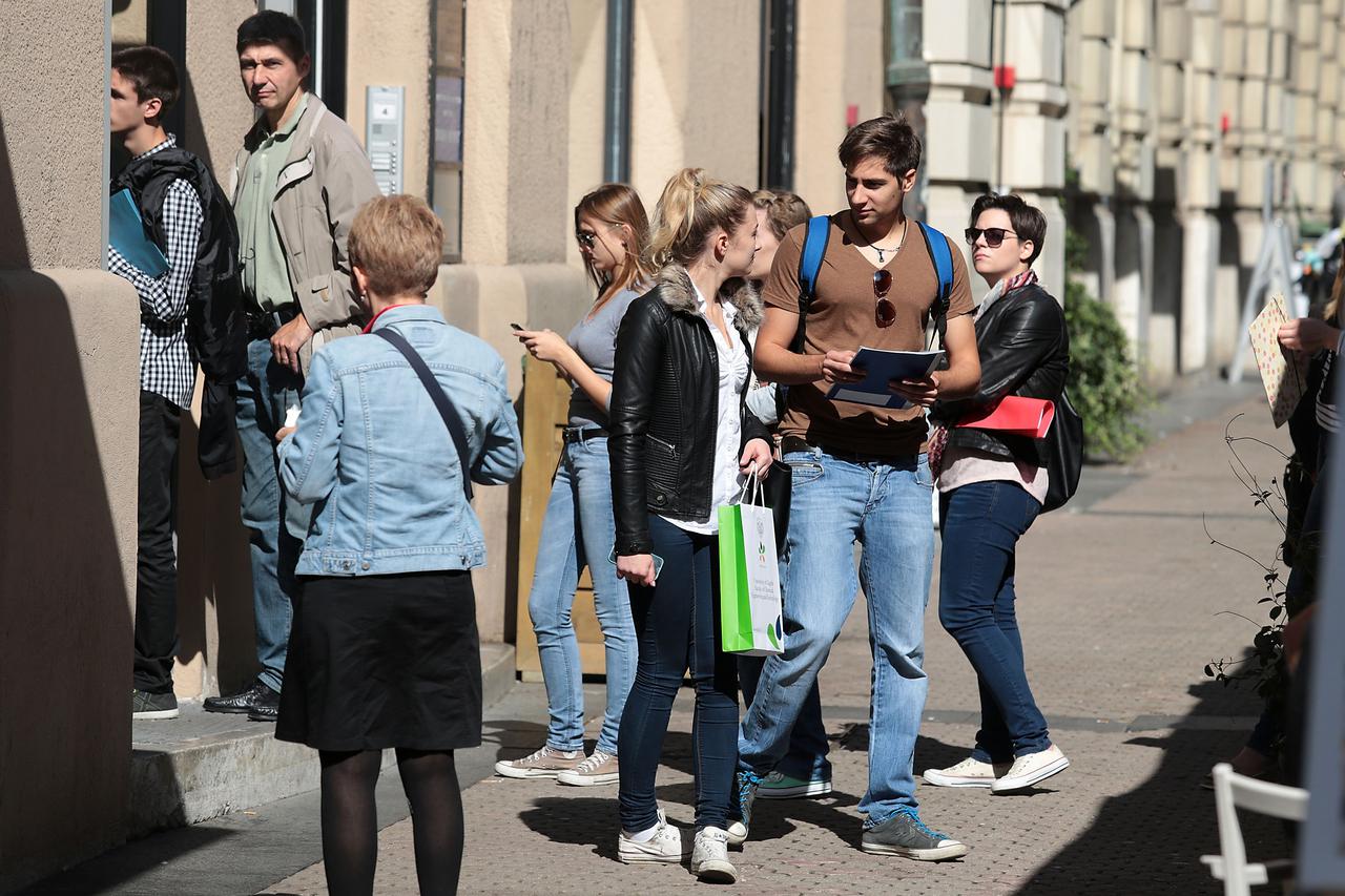 Zagreb: Redovi za izdavanje učeničkih i studentskih pokaznih karata ispred poslovnica ZET-a