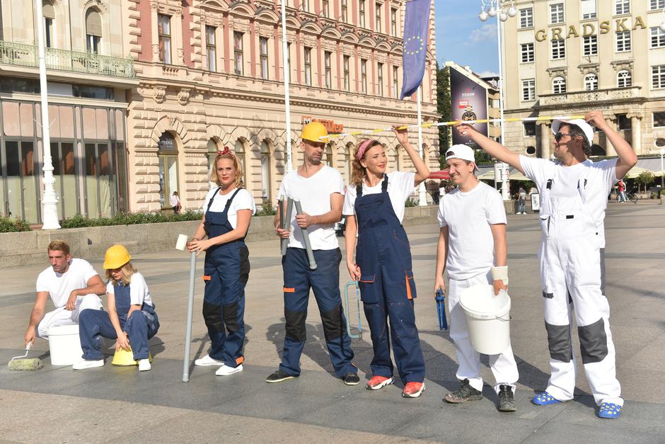 Zagreb: Performans glumaca kazališta Moruzgva uoči premijere predstave "Majstori"