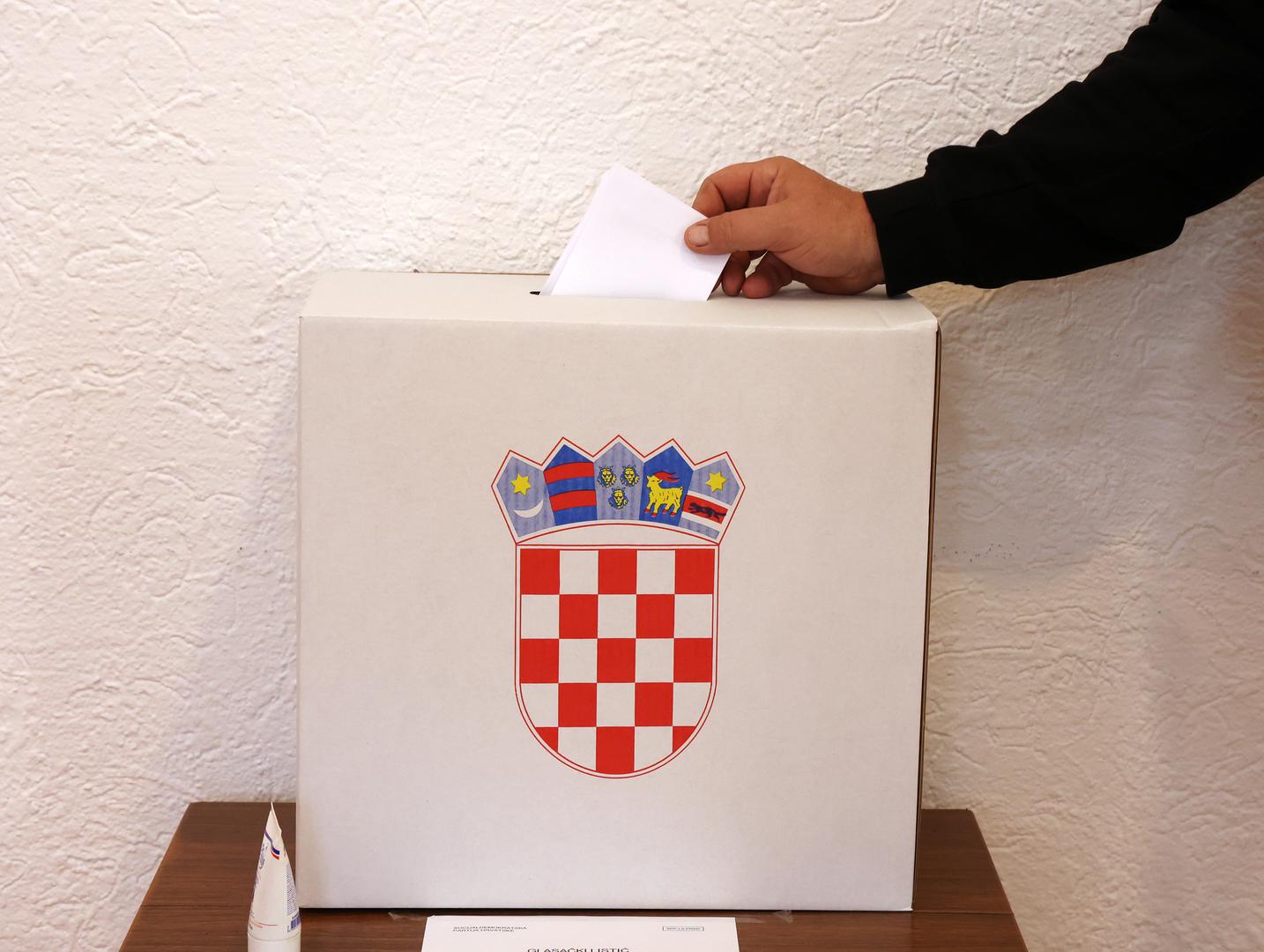 Predsjednički izbori zakazani za 29. prosinca donose niz zanimljivih kandidata i kampanja, a svaki od njih odabrao je jedinstven slogan kako bi predstavio svoju viziju i program. Donosimo pregled kandidata i njihovih slogana abecednim redom prema prezimenima: