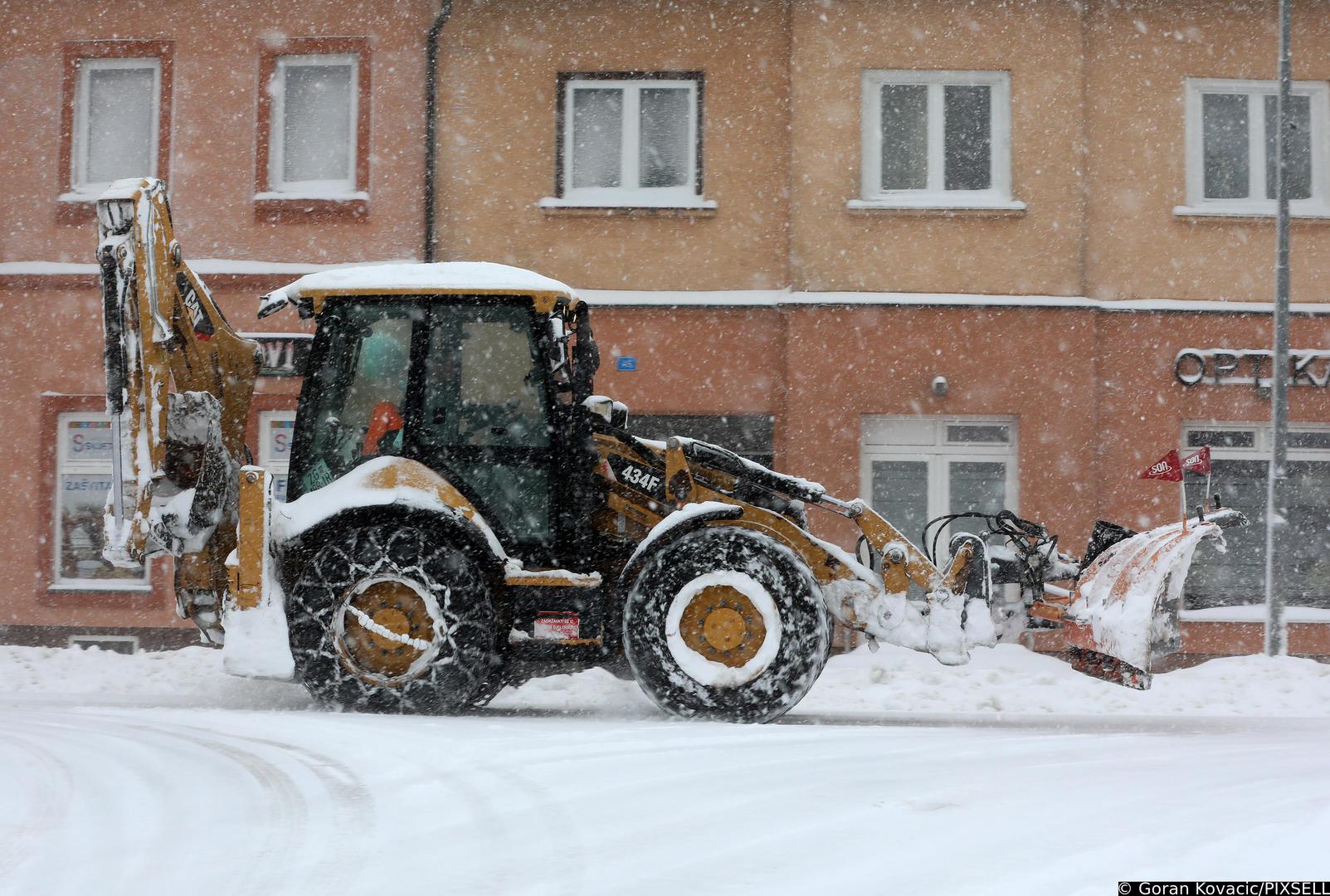 26.02.2023., Delnice - Snjezno nevrijeme u Gorskom kotaru. Traktor cisti  snijeg s ulica. Photo: Goran Kovacic/PIXSELL