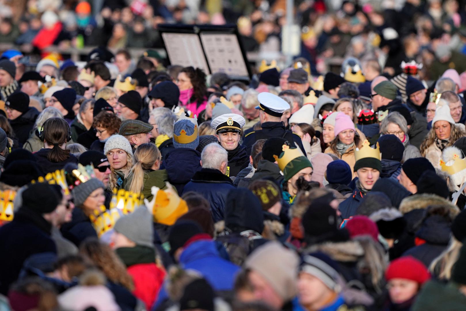 People gather at the Christiansborg Castle Square, on the day Denmark's Queen Margrethe abdicates after a reign of 52 years and her elder son, Crown Prince Frederik, ascends the throne as King Frederik X in Copenhagen, Denmark, January 14, 2024. Ritzau Scanpix/Bo Amstrup via REUTERS    ATTENTION EDITORS - THIS IMAGE WAS PROVIDED BY A THIRD PARTY. DENMARK OUT. NO COMMERCIAL OR EDITORIAL SALES IN DENMARK. Photo: Ritzau Scanpix Denmark/REUTERS