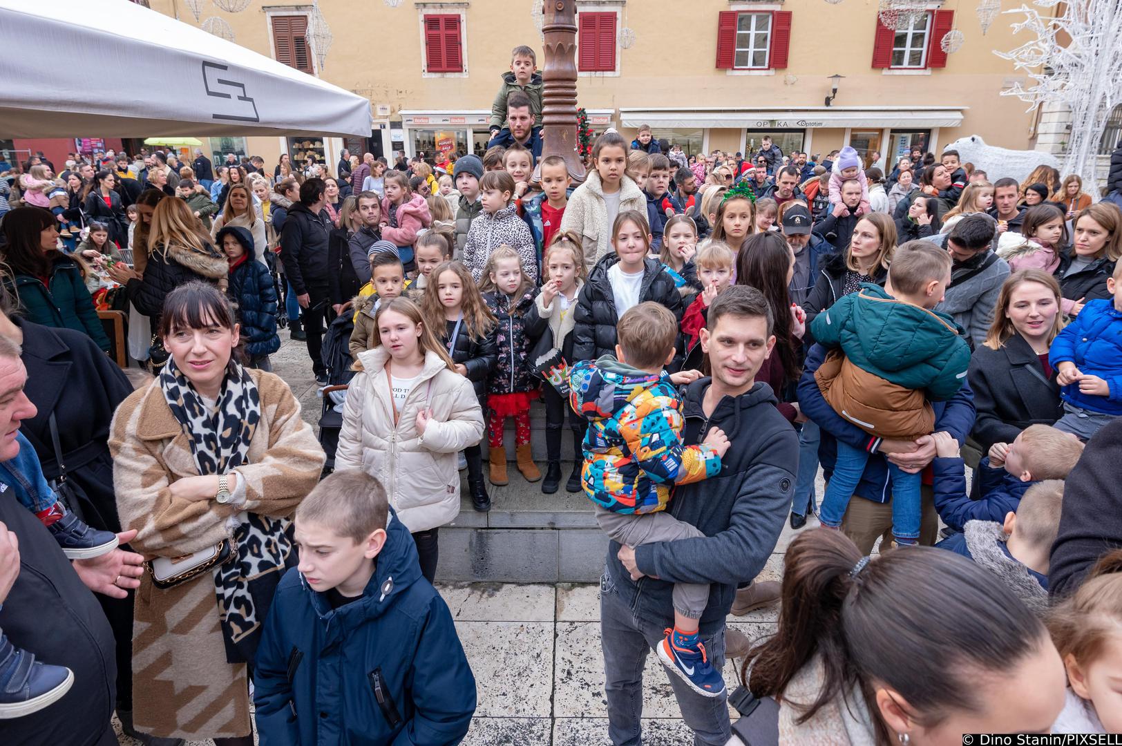 31.12.2022., Zadar - Nekoliko stotina malisana pustanjem balona proslavilo je Djecju Novu godinu u podne na Narodnom trgu.  Photo: Dino Stanin/PIXSELL