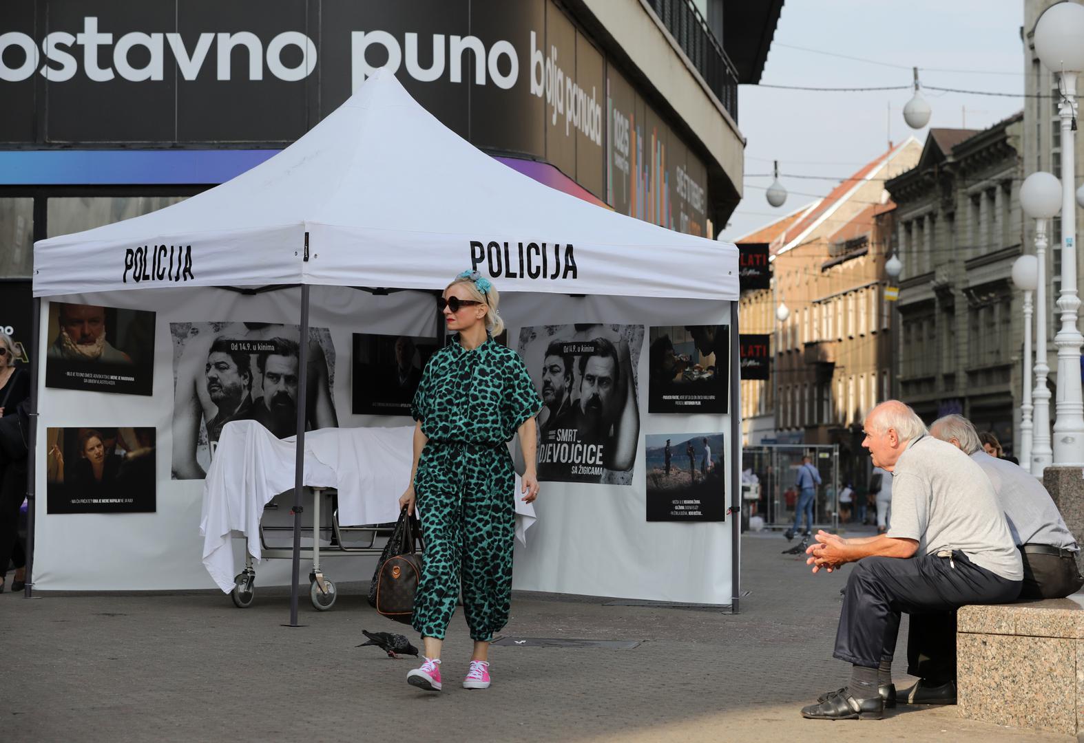 Iako isprva djeluje kao mjesto zločina ovdje se srećom ne radi o kaznenom djelu već o promociji novog hrvatskog filma Smrt djevojčice sa žigicama što je vidljivo i iz fotografija kojima je oblijepljen šator.