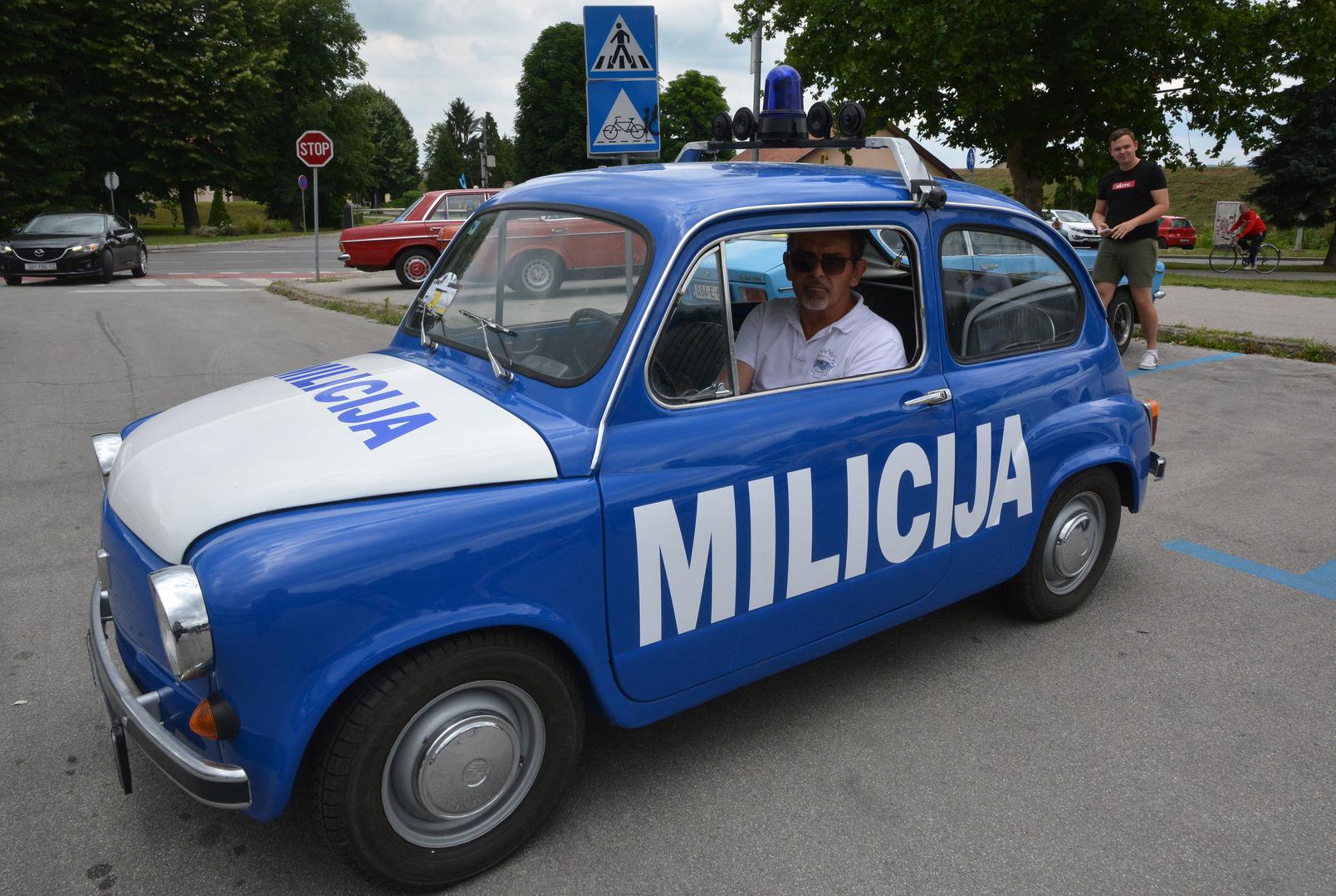 Motor je savršen, kaže, a puno je posla bilo s limarijom. Ima i originalno rotacijsko svjetlo te sirenu