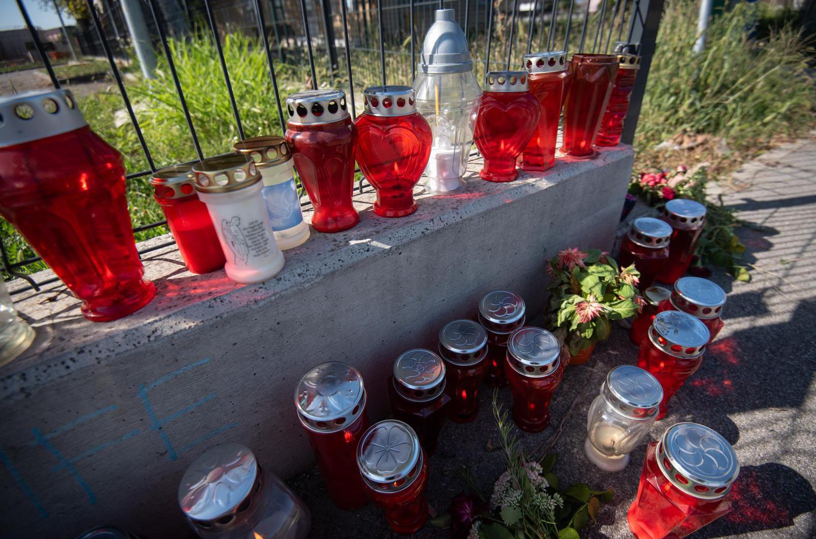 10.09.2023., Zagreb - Gradjani ostavljaju lampione na mjestu gdje je u petak kamion pregazio djevojcicu na Zitnjaku. Photo: Neva Zganec/PIXSELL