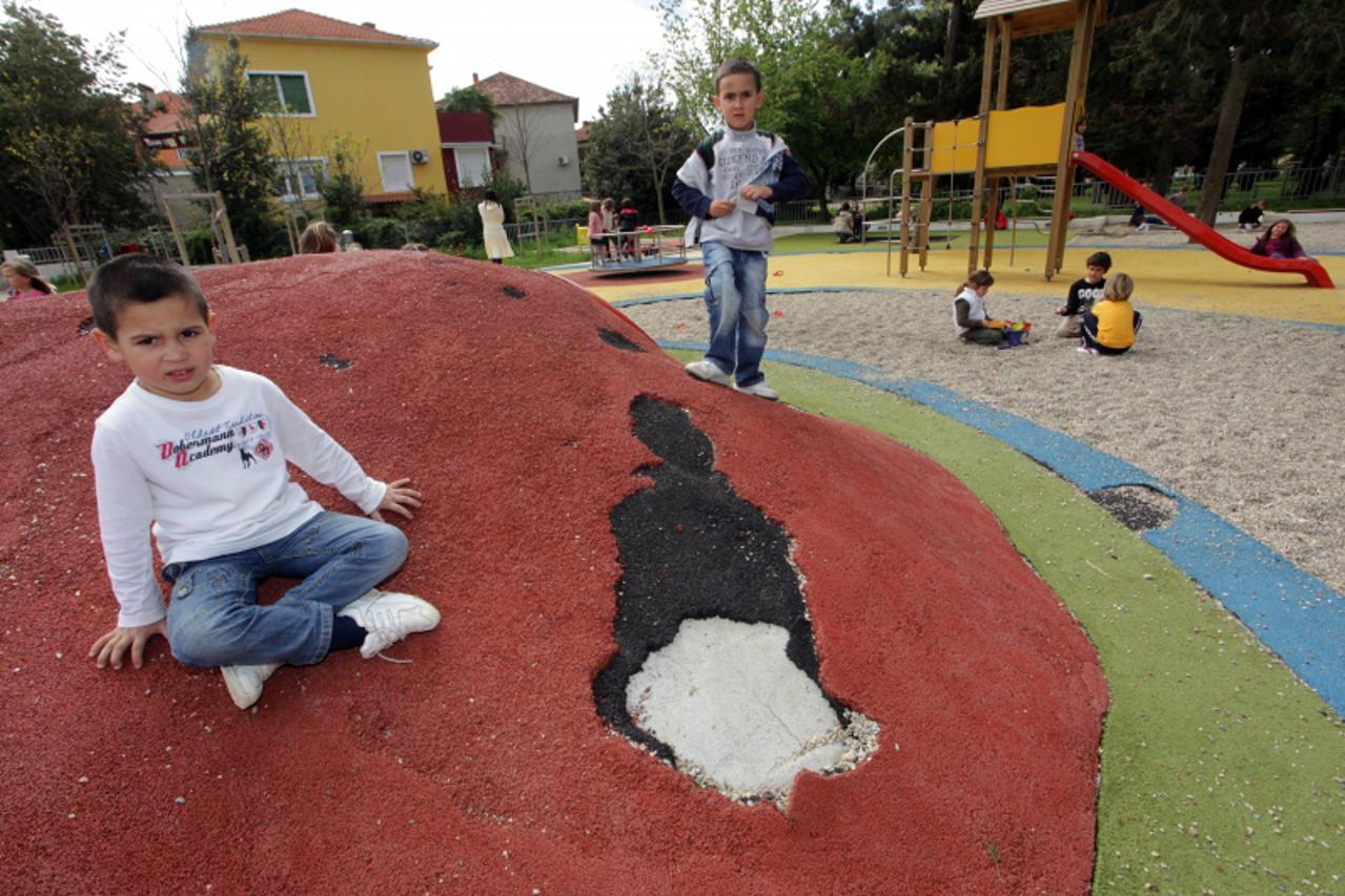 '12.04.2010., Zadar - Vrtic Grigor Vitez u Zadru. Vandali kidaju antistresnu podlogu na djecijem igralistu te cijevi za navodnjavanje. Vrtic je obnovljen nedavno. Napomena - Djeci treba zamagliote lic