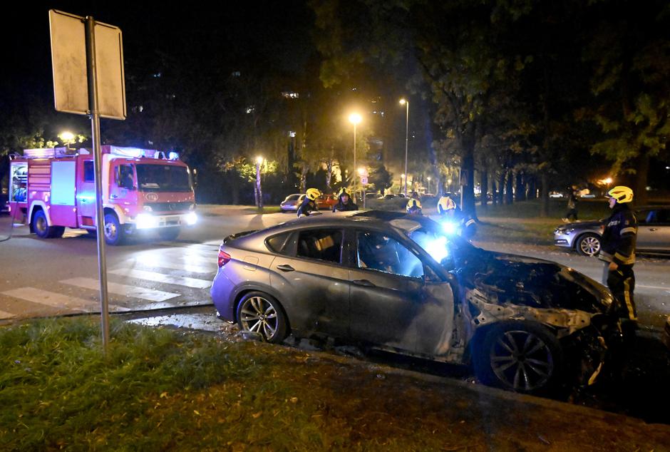 Zagreb: Vatrogasci ugasili požar automobila u Travnom, čula se i eksplozija