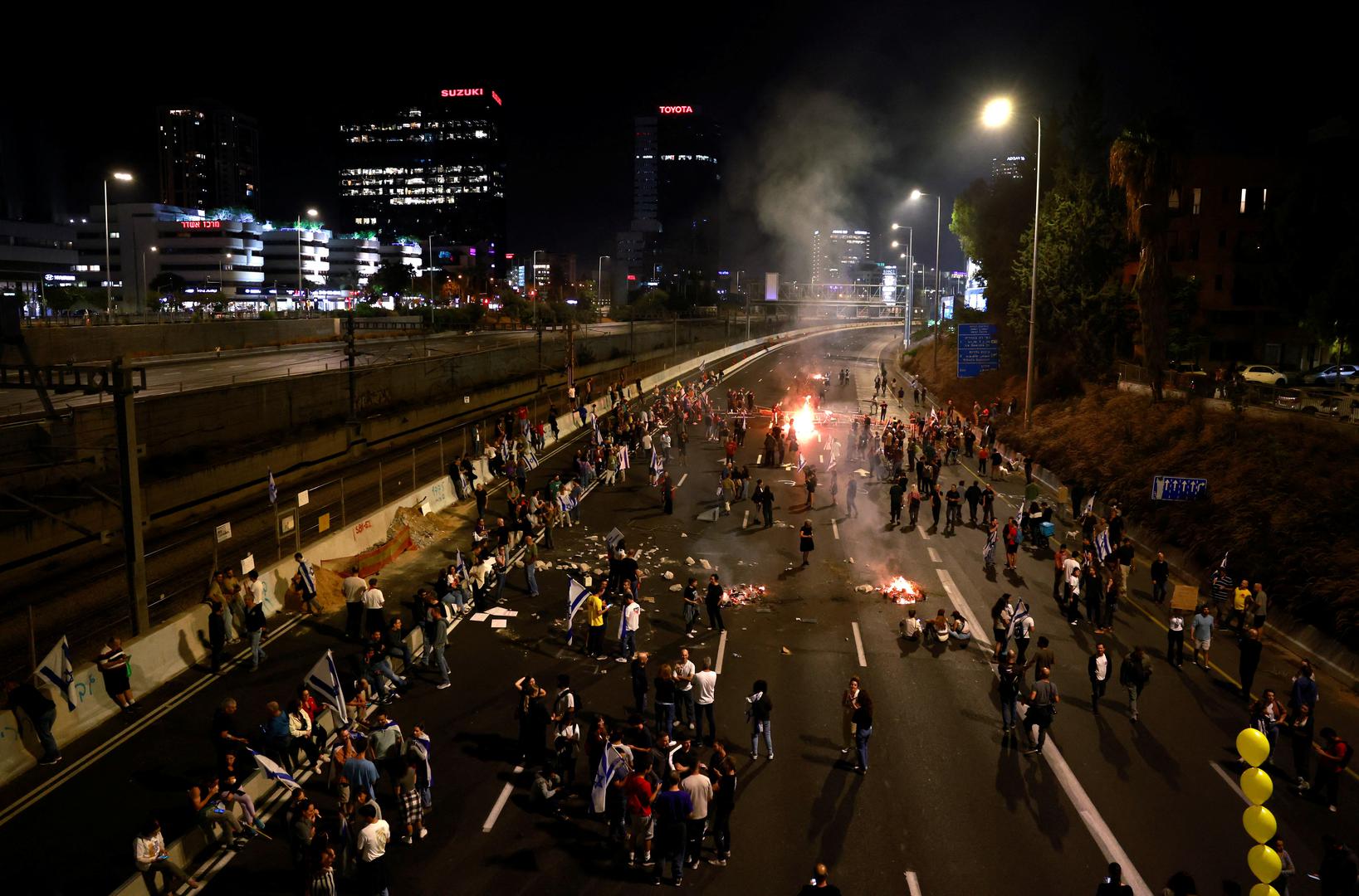 Israelis demonstrate after Israeli Prime Minister Benjamin Netanyahu sacked his defense minister, Yoav Gallant, citing lack of trust, in Tel Aviv, Israel November 5, 2024. REUTERS/Ammar Awad Photo: AMMAR AWAD/REUTERS