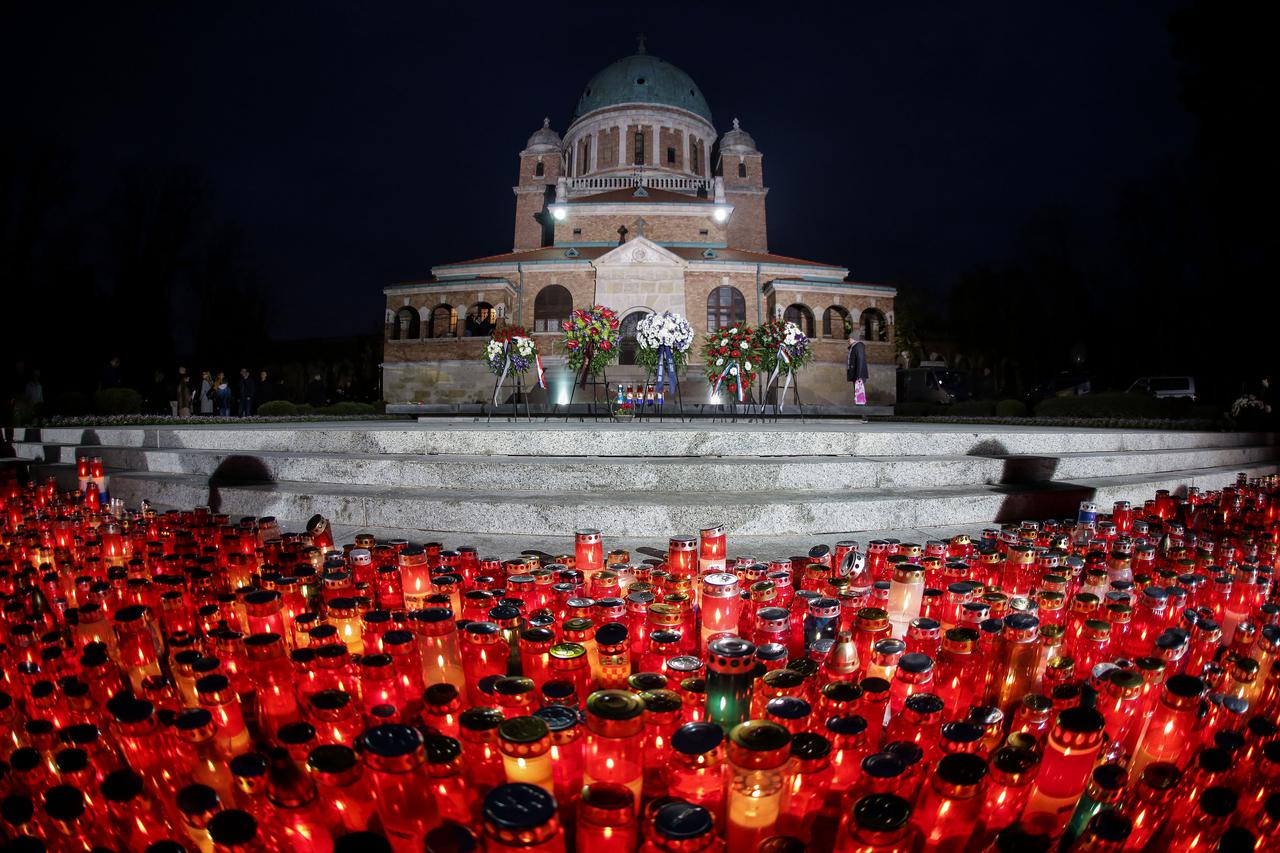 Groblje Mirogoj noću na dan Svih svetih