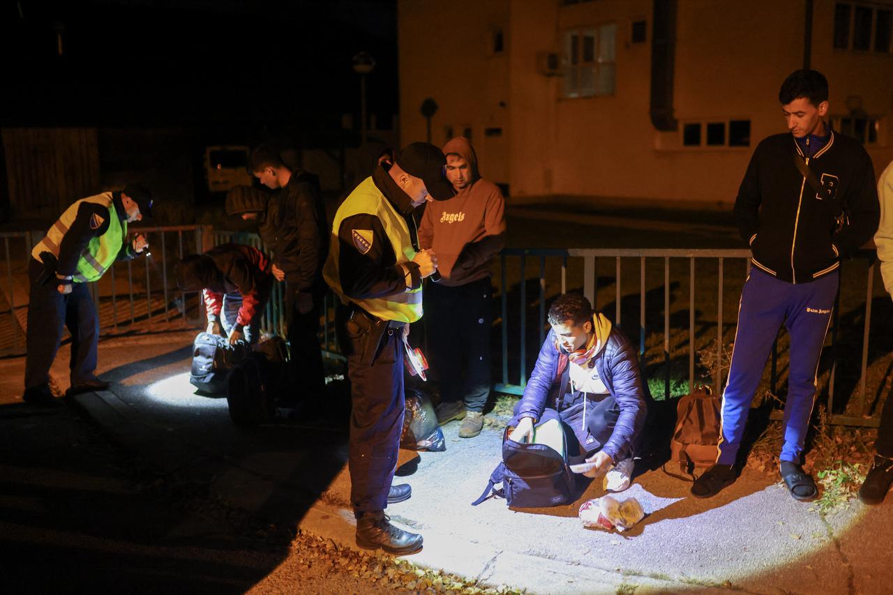 Nocna patrola pripadnika Granicne policije BiH i MUP-a Unsko-sanskog kantona u blizini granice sa Republikom Hrvatskom.