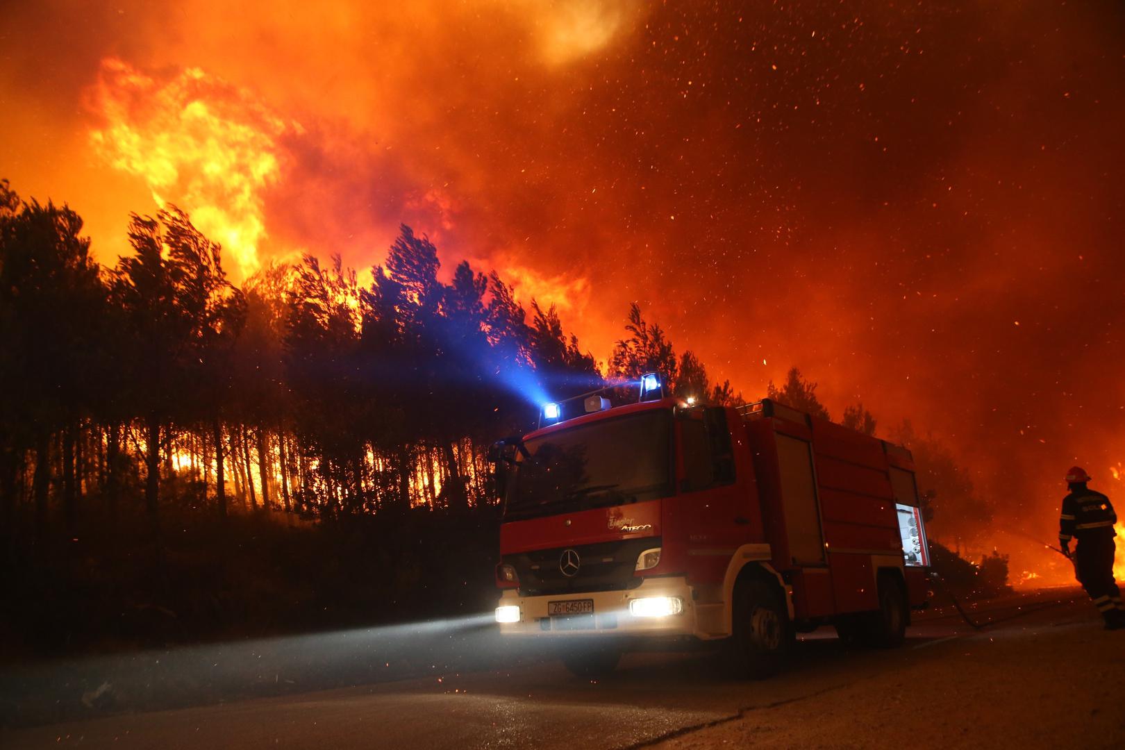 Žrnovnica: Vatra je sve bliže Splitu, nebo je prekriveno dimom; raketna baza je sigurna