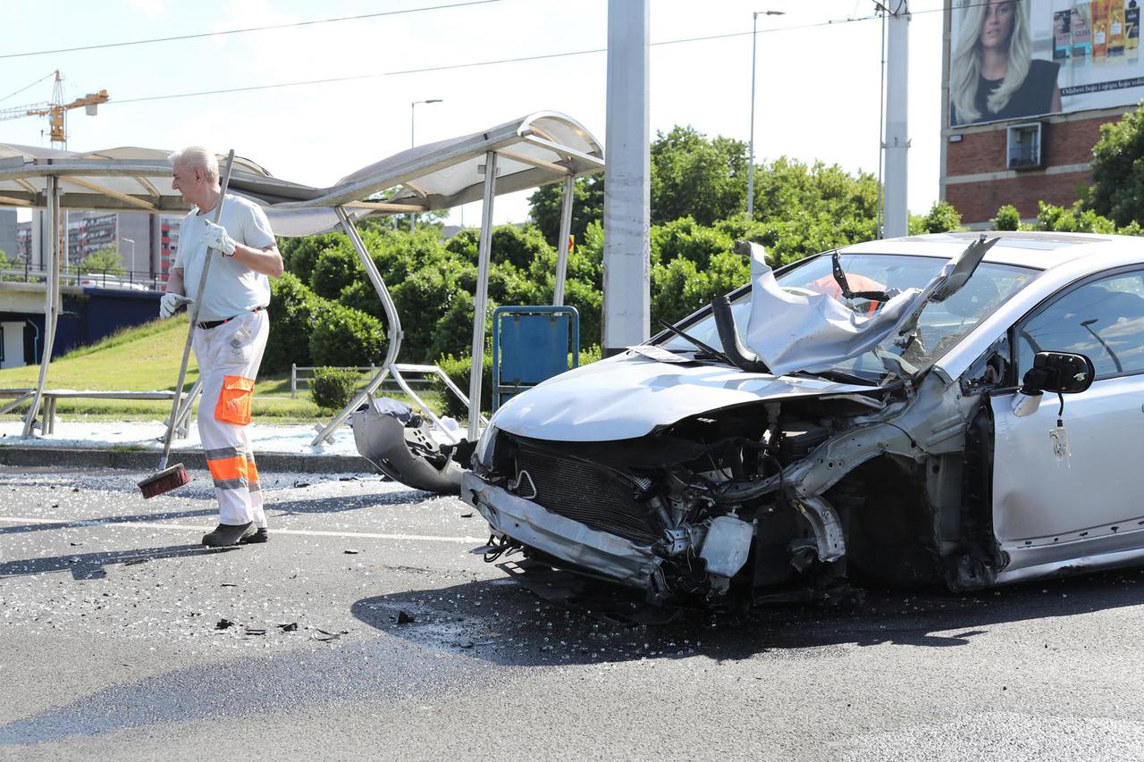 Zagreb: Autom pokupio tramvajsku stanicu i pješake, više ljudi ozlijeđeno 