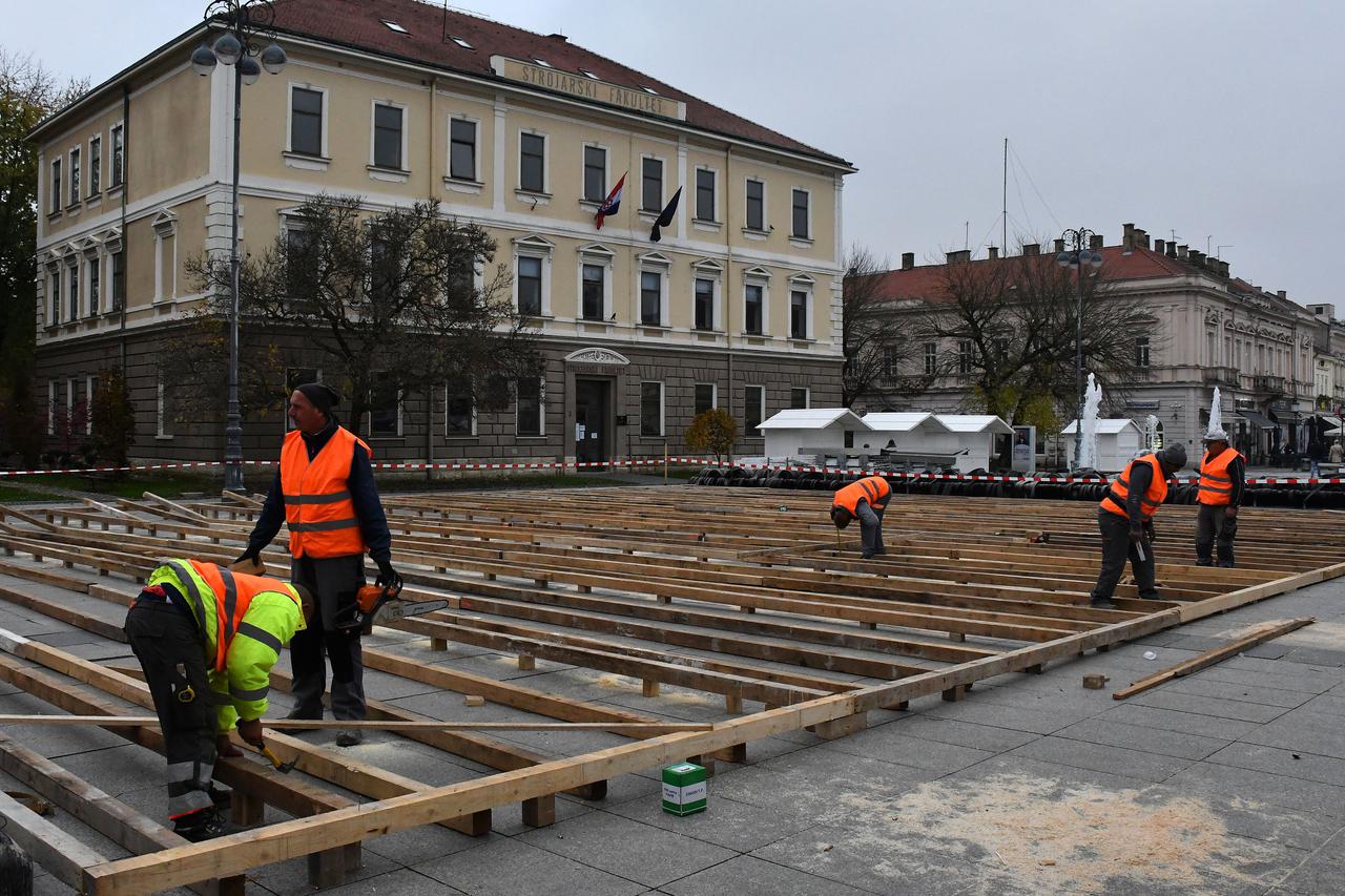 Slavonski Brod: Radnici postavljaju veliko montažno klizalište na Korzu
