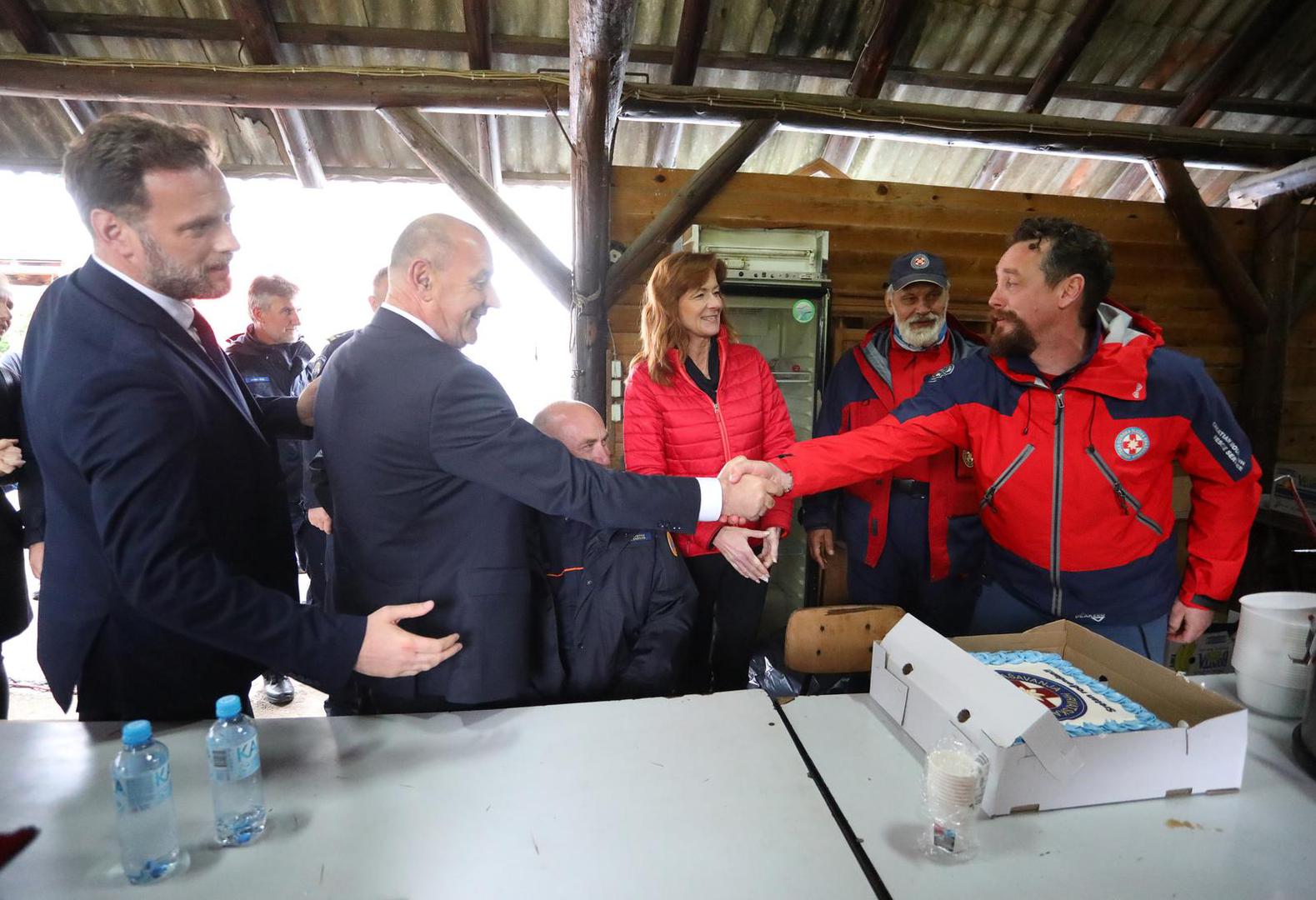 30.05.2022., Rakovica - Procelnik HGSS-a Josip Granic danas slavi rodendan, tom prigodom clanovi HGSS-a iznenadili su ga tortom koju su mu urucili u stozeru postavljenom u potrazi za nestalom cessnom u Brocancu. Rodendanskoj cetitki pridruzili su se i ministri Banozic i Medved koji su obisli stozer.
Photo: Kristina Stedul Fabac/PIXSELL Photo: Kristina Stedul Fabac/PIXSELL