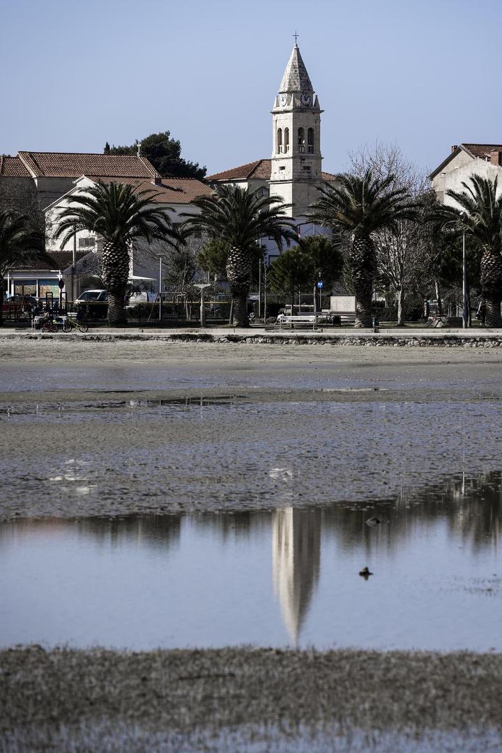 21.02.2023., Stobrec - Velika oseka u Stobrecu ostavila je brojne brodice na suhom. Photo: Milan Sabic/PIXSELL