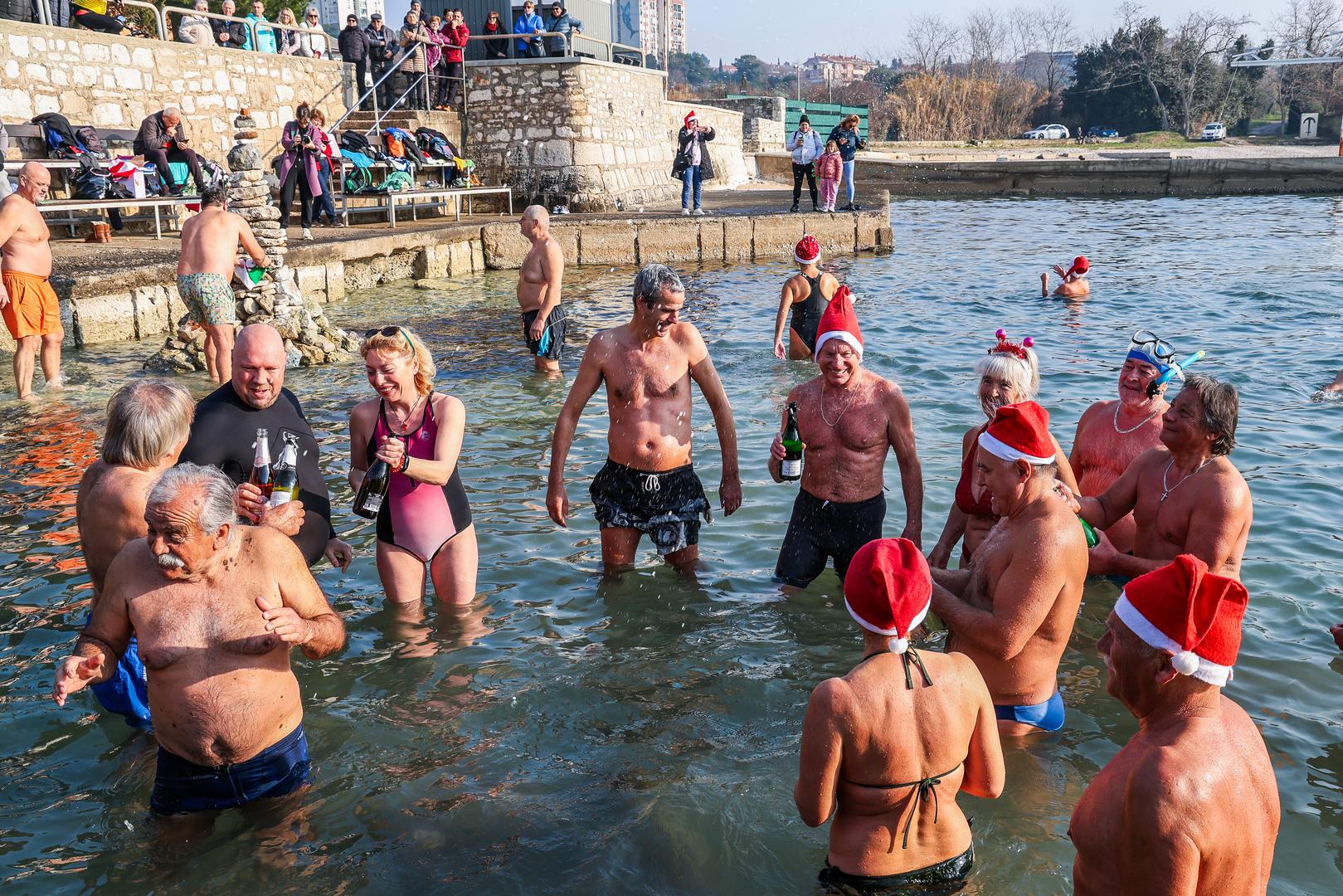 U Splitu su građani iskoristili lijepo vrijeme za druženje na Bačvicama uz novogodišnji picigin.