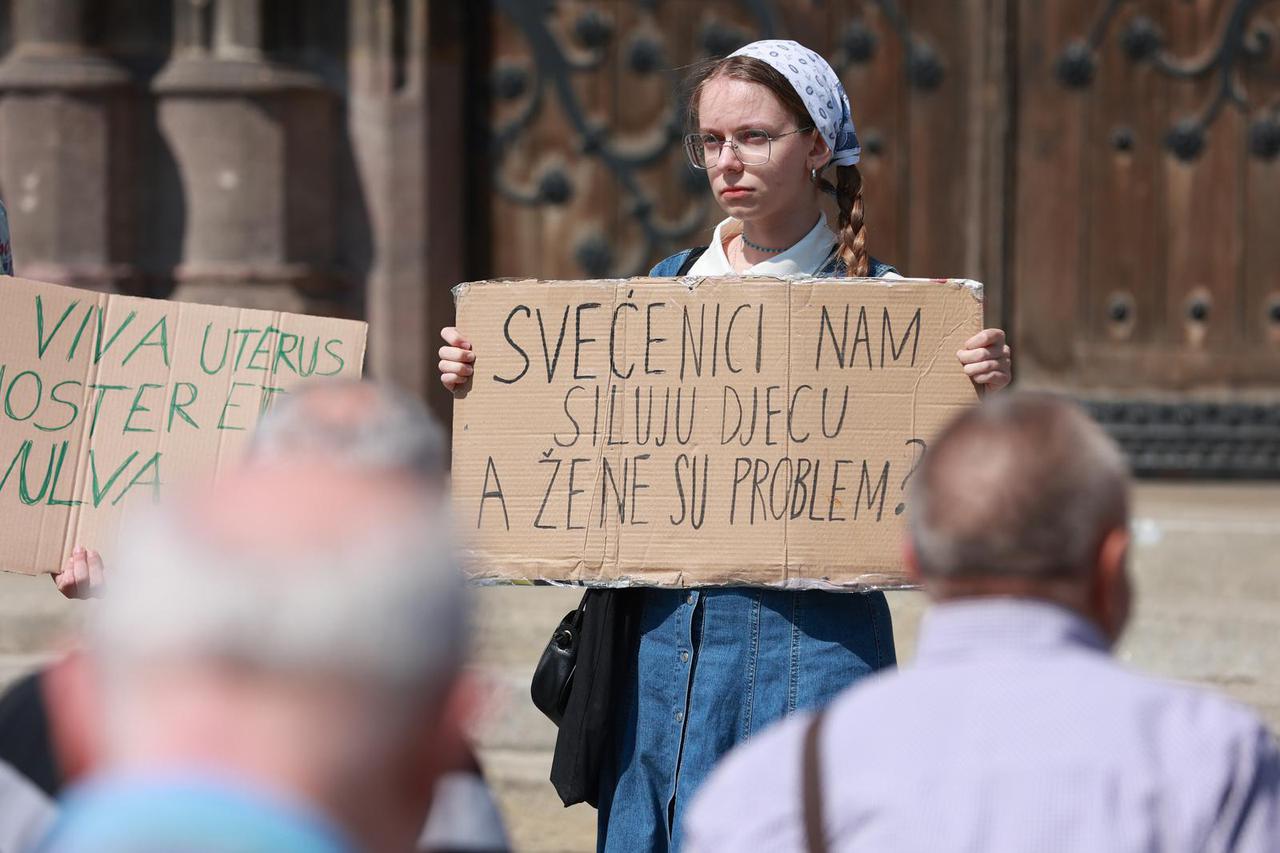 Zagreb: Muškarci okupljeni na molitvi krunice na Trgu bana Jelačića