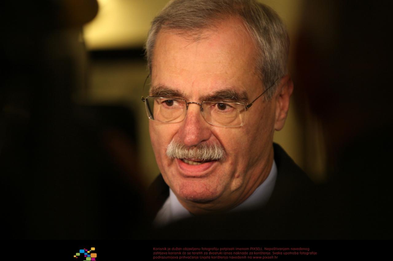 \'11.11.2010., Hrvatski sabor, Zagreb - Andrija Hebrang odgovara na novinarske upite oko aktiviranja mandata Biance Matkovic.  Photo: Robert Anic/PIXSELL\'