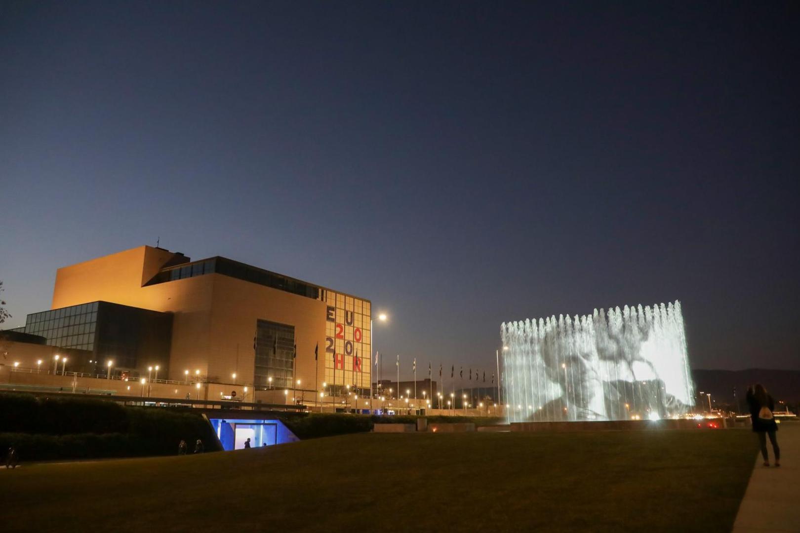 28.02.2021., Zagreb - Fontane u Ulici Hrvatske bratske zajednice veceras svijetle u cast iznenada preminulog zagrebackog gradonacelnika Milana Bandica.

Photo: Borna Filic/PIXSELL