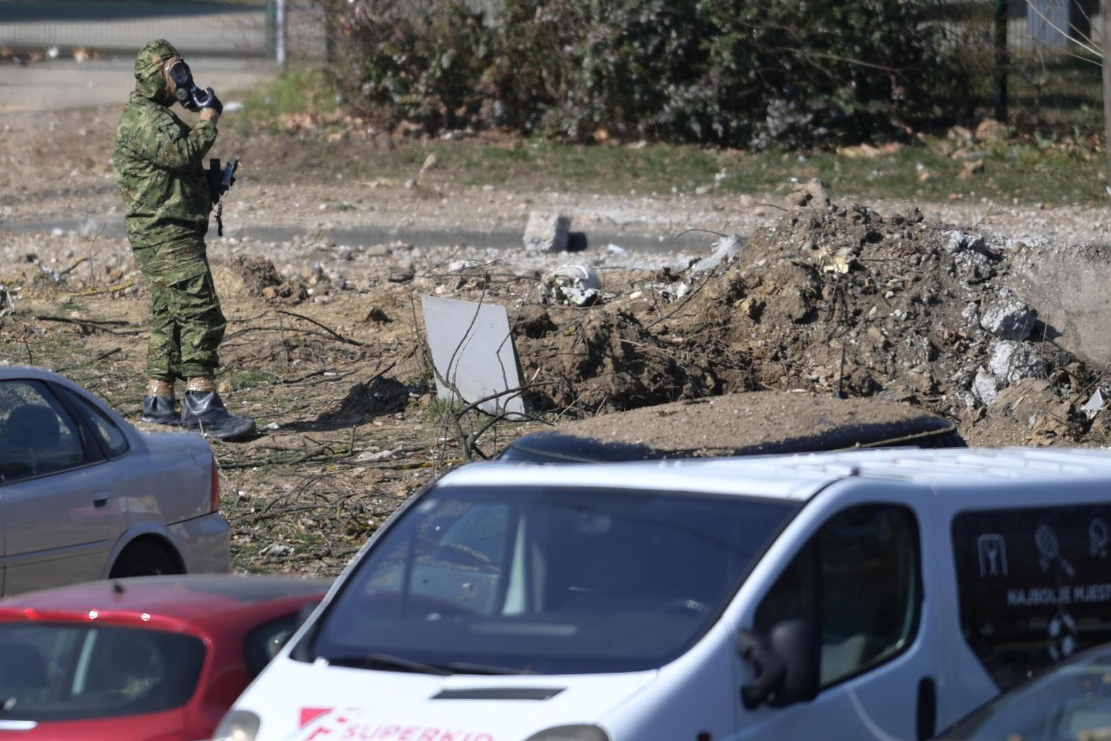 11.03.2022., Zagreb - Policija provodi ocevid nakon pada objekta iz zraka na Jaraunu, a policija je potvrdila da je pronadjen krater te dva padobrana. Policijski sluzbenici osigurali su uzu i siru zonu mjesta dogadjaja gdje se obavlja ocevid uz sudjelovanje svih nadleznih sluzbi.Na mjestu pada letjelice mjeri se razina radijacije Photo: Igor Soban/PIXSELL