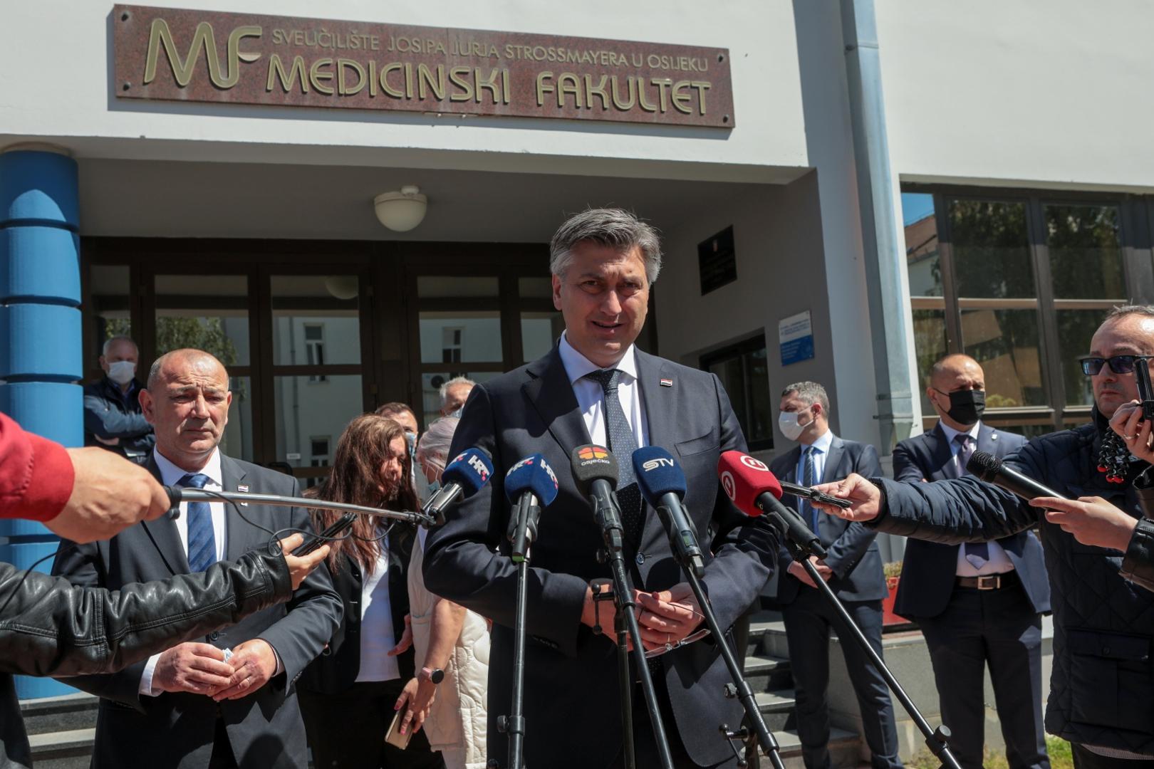 21.05.2021., Osijek - U organizaciji Ministarstva branitelja u Klinickom zavodu za patologiju i sudsku medicinu KBC Osijek odrzana je zavrsna identifikacija posmrtnih ostataka sest osoba nestalih i smrtno stradalih u Domovinskom ratu. Prisutni su bili Andrej Plenkovic te Tomo Medved. Photo: Dubravka Petric/PIXSELL