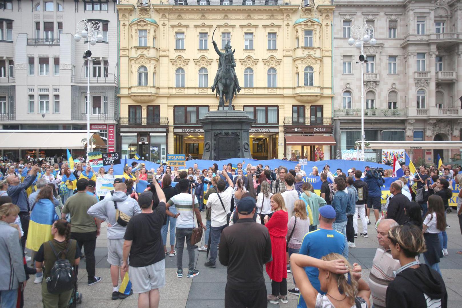 23.08.2022., Zagreb - Na Trgu bana jelacica odrzan Ukrajinski hod uz transparente i pjesmu protiv rata u Ukrajini. Photo: Lovro Domitrovic/PIXSELL