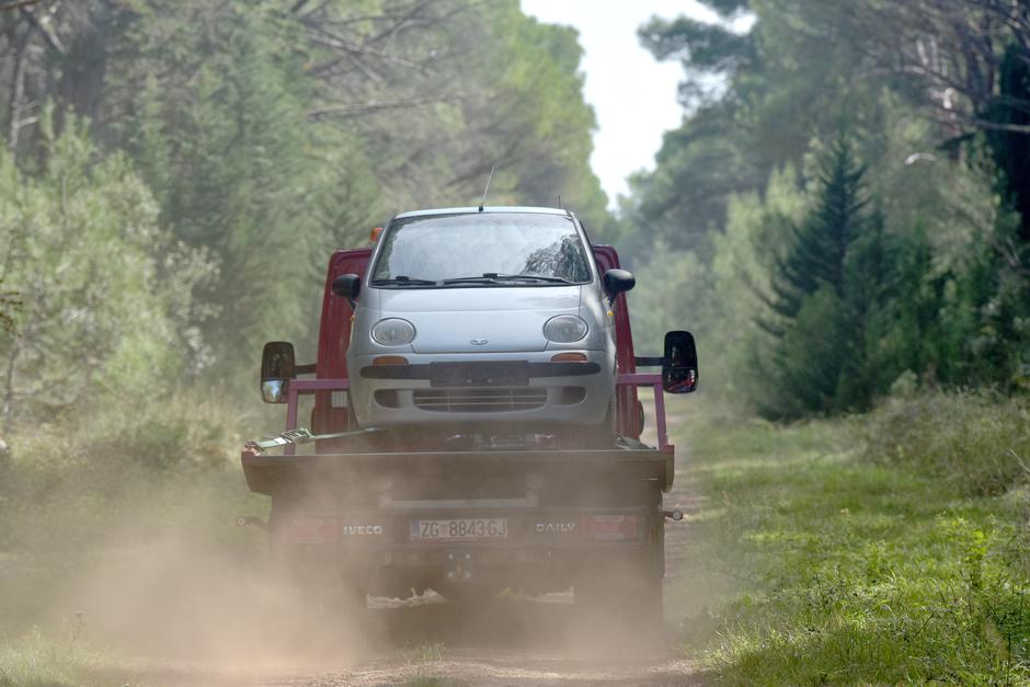 Građanin u automobilu u šumi Musapstan kod Zadra pronašao automobil s dva mrtva muška tijela