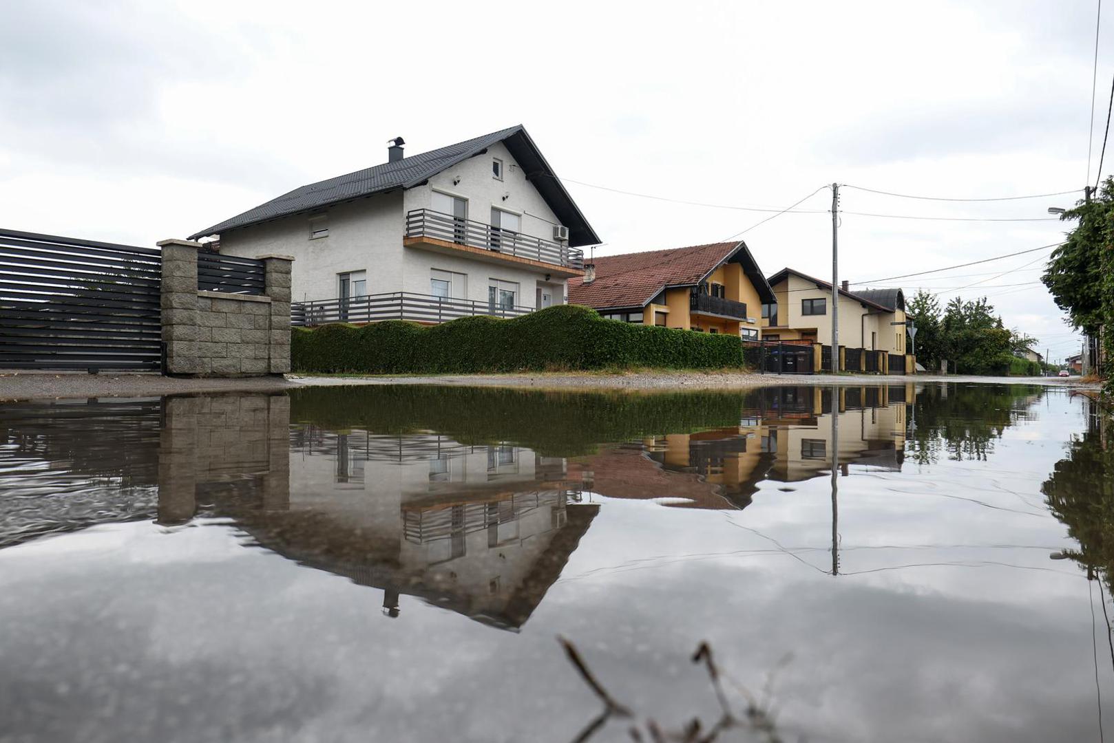 Tijekom noći i jutra zagrebački vatrogasci odradili su 60-ak intervencija, najvećim dijelom ispumpavanja vode, a zatim i uklanjanja stabala, tendi i ostalog. Linije ZET-a voze redovno.