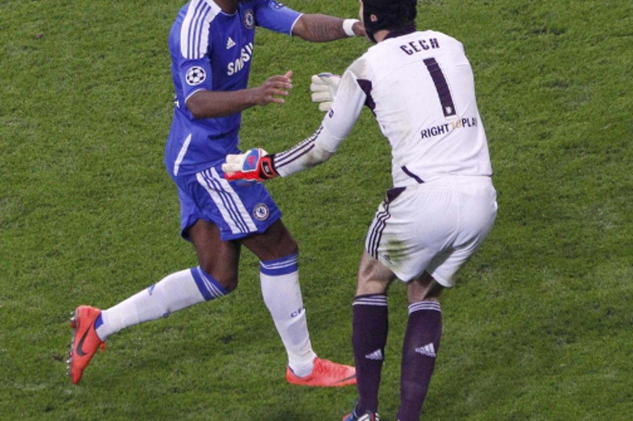 'Chelsea\'s Didier Drogba (L) celebrates with goalkeeper Petr Cech after he scores a winning penalty against Bayern Munich during their Champions League final soccer match at Allianz Arena in Munich M