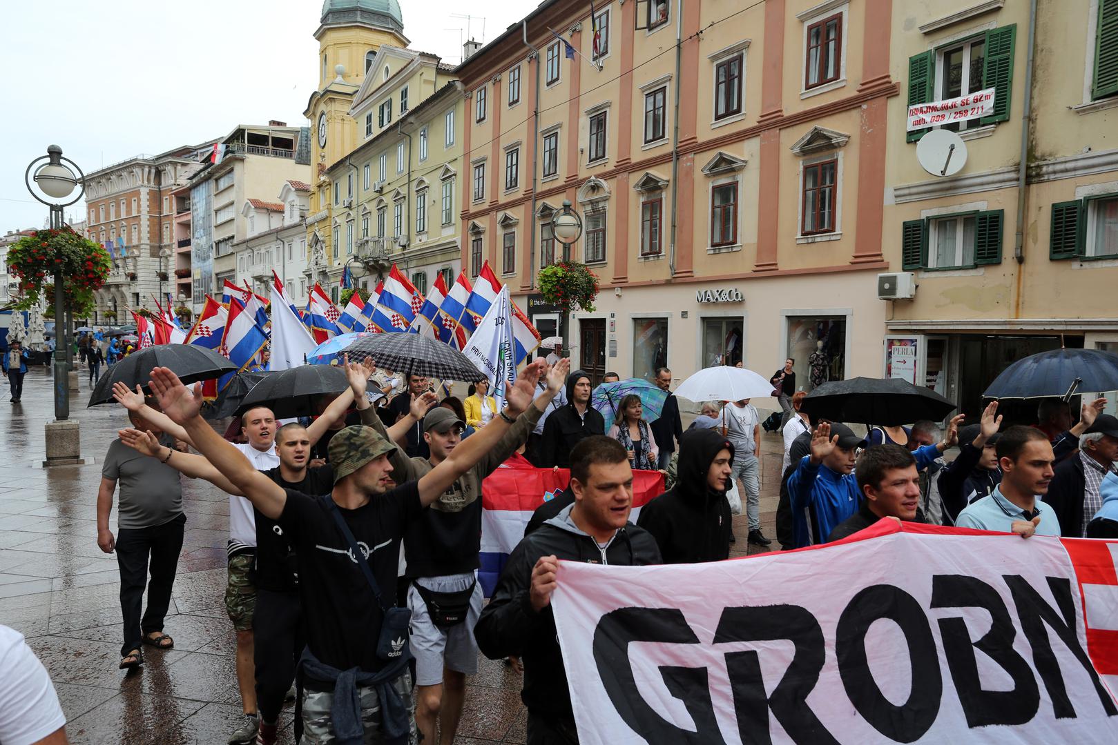 Tradicionalni Mimohod hrvatskog ponosa i slave, kojim se u povodu Dana državnosti odaje počast hrvatskim braniteljima, održan je u ponedjeljak u Rijeci, u organizaciji Zdruga katoličkih skauta Riječke nadbiskupije, Zajednice udruga Domovinskog rata Primorsko-goranske županije i Kluba navijača Armada Rijeka