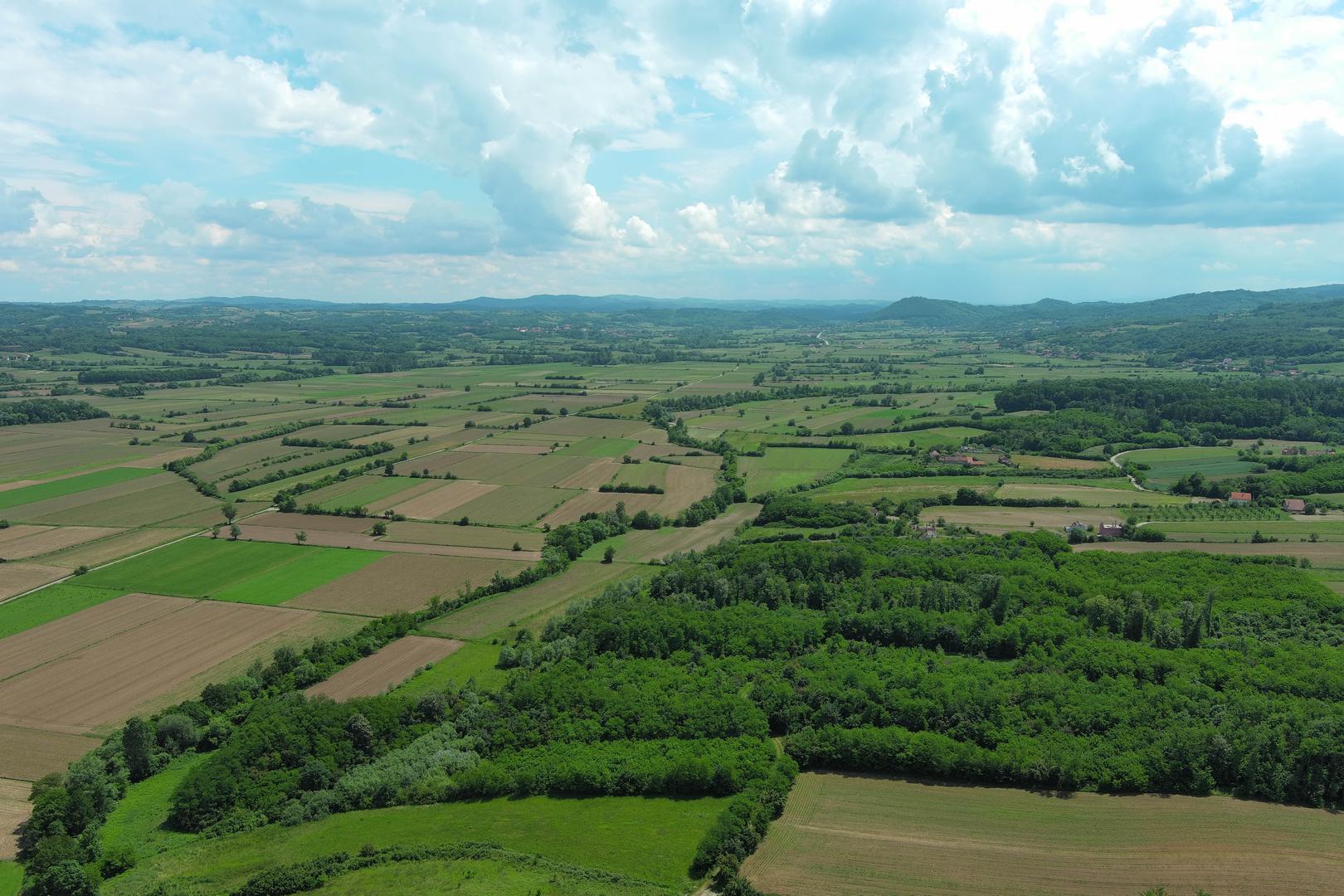 29.05.2024., Gornje Nedeljice, Loznica (Srbija) - Stanovnici Gornjih Nedeljica godinama se bore protiv geoloskih istrazivanja kompanije Rio Tinto koja u njihovom selu planira da otvori rudnik litijuma. Stanovnici izrazavaju svoju zabrinutost zbog rudarskih aktivnosti koje ugrozavaju njihove izvore vode i prirodno okruzenje. Ove ekoloske nevolje podstakle su mjestane na organizaciju i borbu za ocuvanje svojih prirodnih resursa a zbog cega su u Srbiji prije nekoliko godina mjesecima trajali veliki ulicni prosvjedi nakon cega je Vlada Srbije stopirala cijeli projekat. Ipak, nakon posljednjih izbora predsjednik Srbije Aleksandar Vucic je nagovijestio nastavak ovog projekta. Nebojsa Petkovic, stanovnik Gornjih Nedeljica i aktivista eko udruzenja "Ne damo Jadar" godinama se sa svojim komsijama i aktivistima bori protiv ovog projekta i to je jedan od najjacih ekoloskih pokreta u svijetu posljednih godina i trenutno je ovaj projekat Rio Tinta u dolini rijeke Jadar, inace trenutno najveci planirani svjetski projekat iskopavanja litijuma, stopiran upravo zahvaljujuci aktivizmu i masovnim prosvjedima sirom Srbije.
Photo: Dejan Rakita/Pixsell Photo: Dejan Rakita/PIXSELL